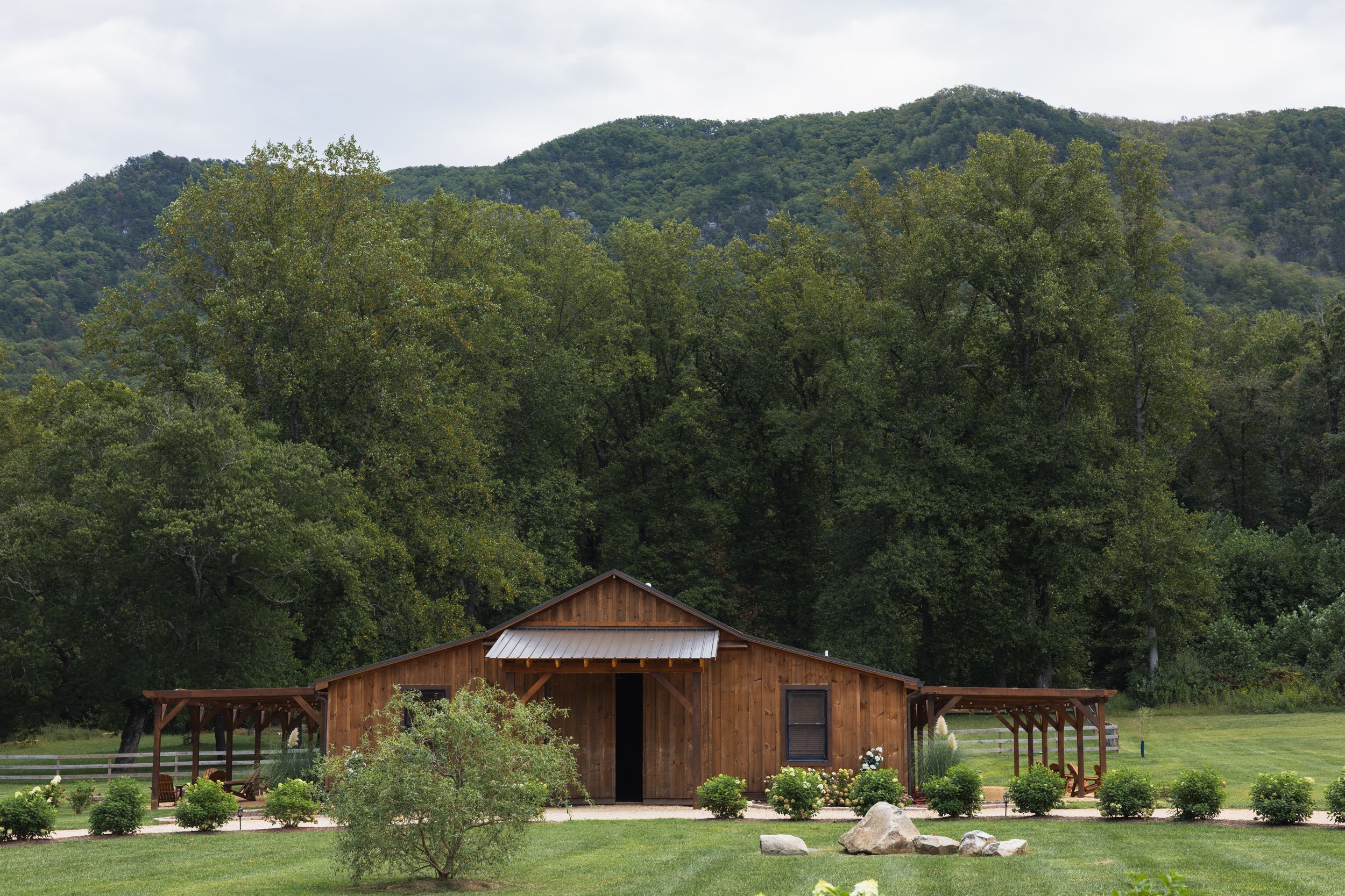 virginia-mountain-wedding-balcony-downs-1.jpg