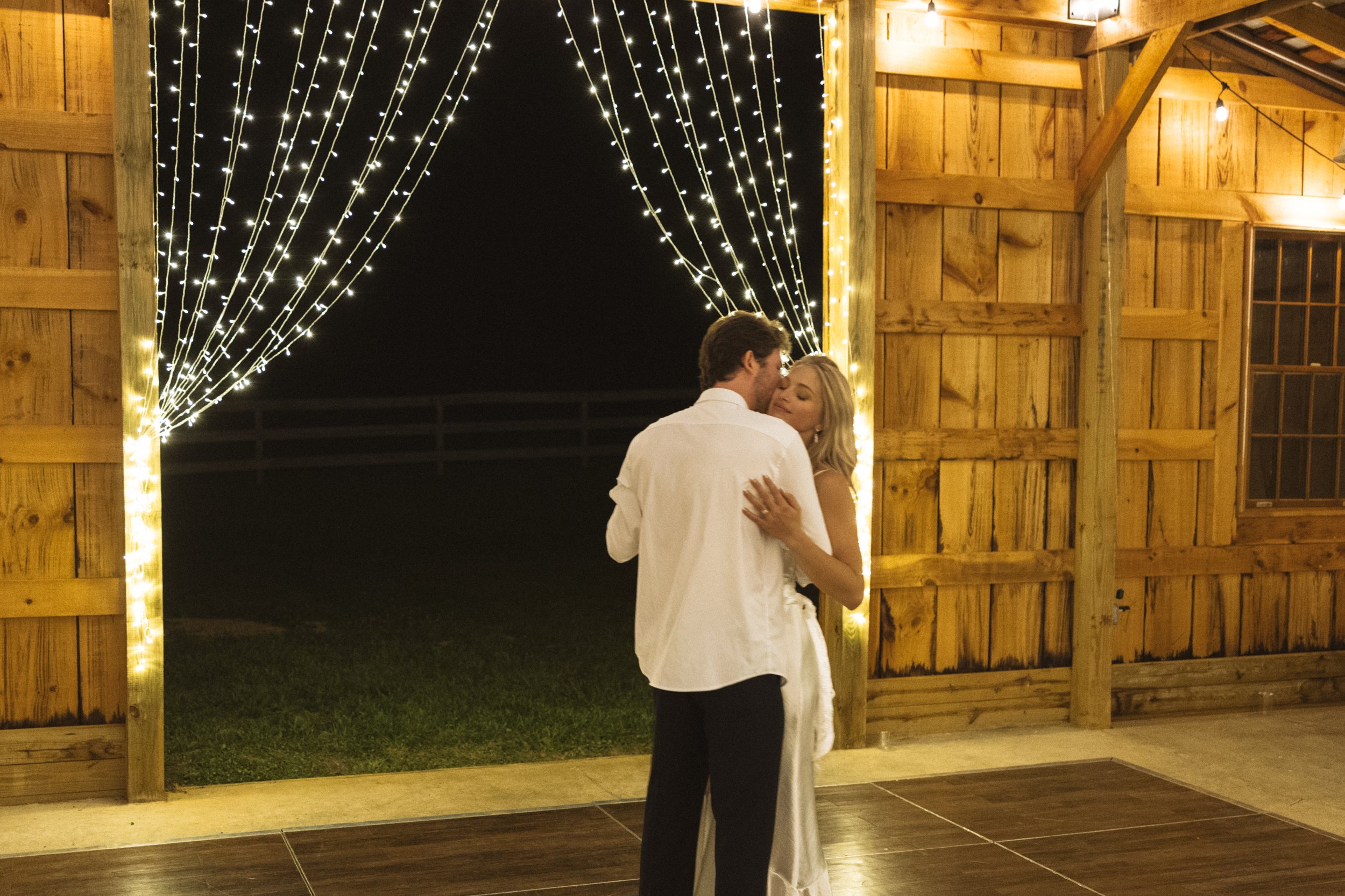 virginia-mountain-wedding-balcony-downs-90.jpg