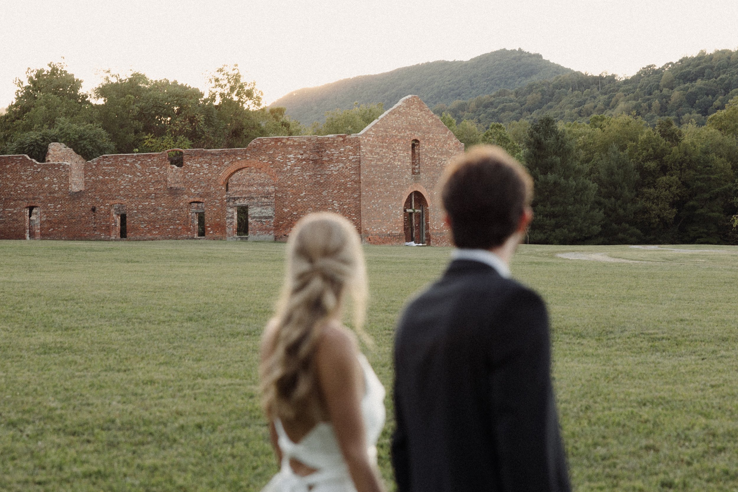 virginia-mountain-wedding-balcony-downs-73.jpg