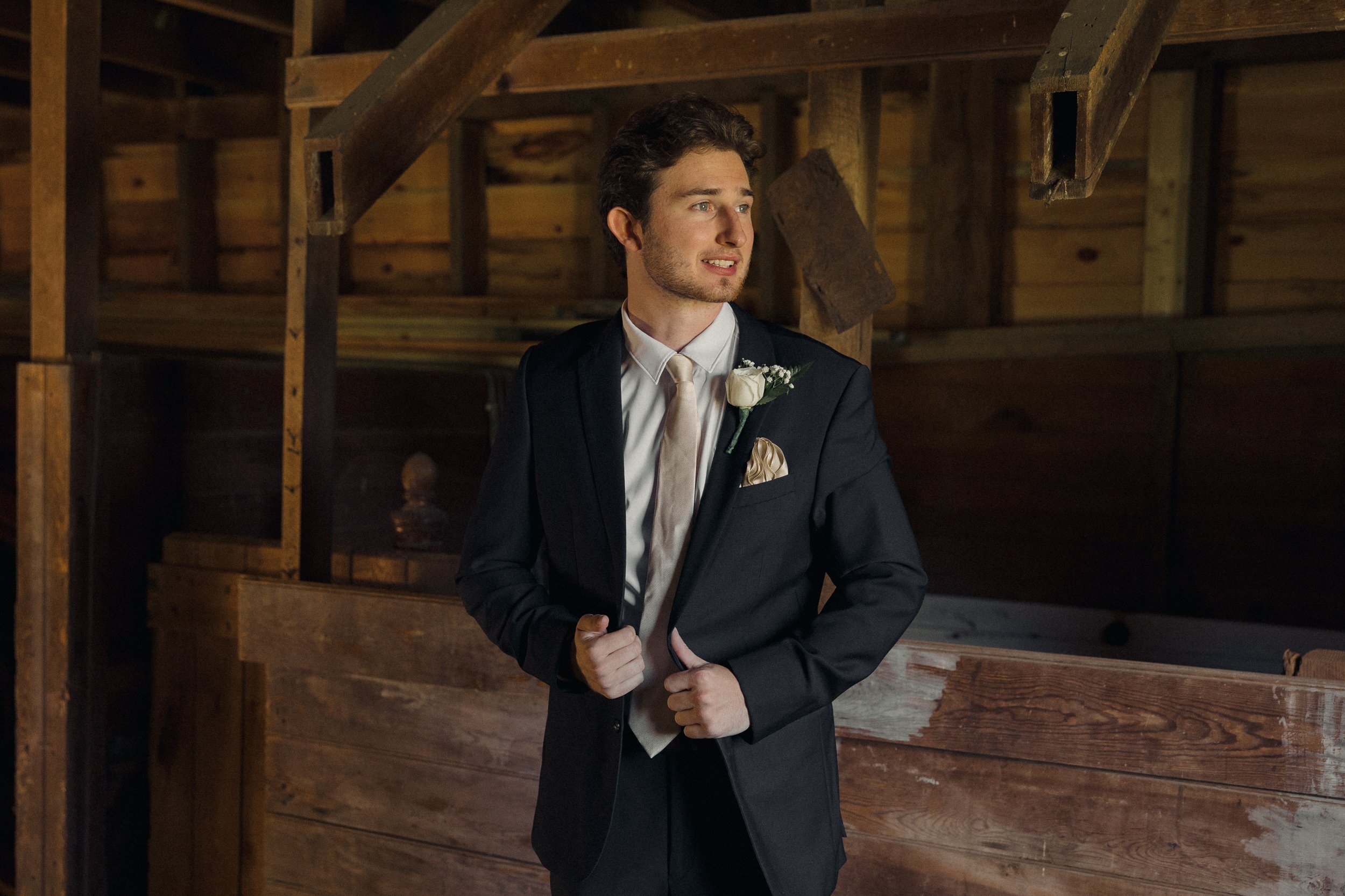 virginia-mountain-wedding-balcony-downs-23.jpg