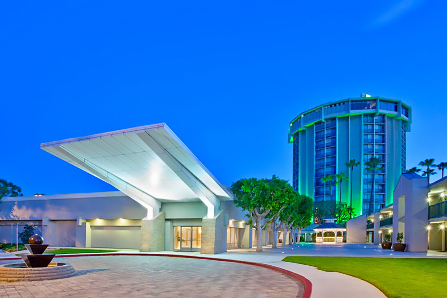 Holiday Inn Long Beach Airport Hotel Building