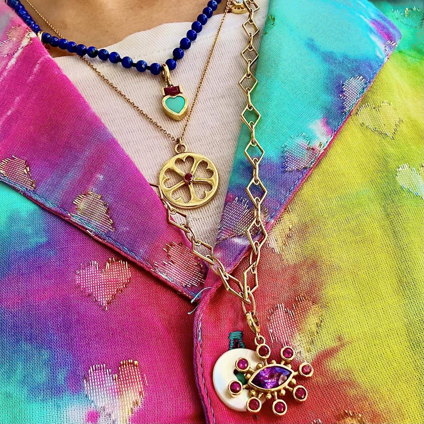 Hearts on hearts on hearts&hellip; so grateful the sunshine is back! ☀️💕 💚🧿&diams;️

#Mazahri #finejewelry #colorfuljewelry #18kgold #hearts #charms #fairmined #consciousjewelry #ethicalfashion #sustainability #ethicaljewelry #socalstyle