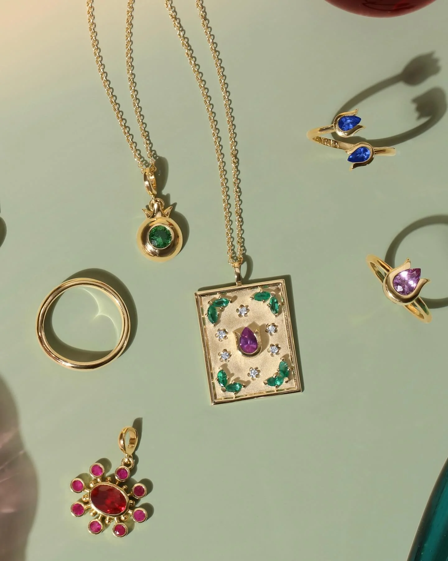 Our Bloom Forever Tablet pendant&mdash; a miniature garden in gold and gemstones. 🍃Emerald leaves, diamond blossoms, and a pink sapphire tulip center.🌷

#Mazahri #ethicaljewelry #modernheirlooms #flowerjewelry