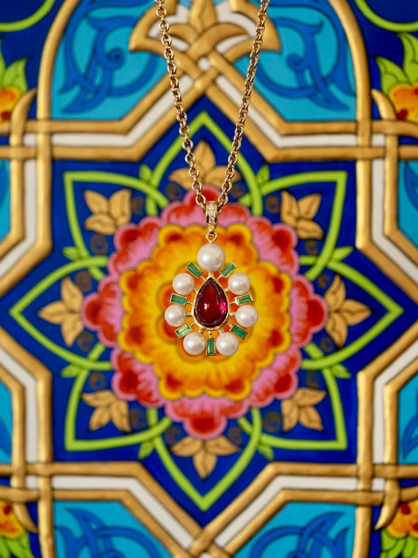 Our Pearly Pear Cosmos, a luminous halo of Akoya pearls and emeralds framing a glowing rhodolite garnet cabochon. Inspired by Jalāl ad-Dīn Rumi&rsquo;s Seven Pearls, a meditation on meaning and beauty revealed layer by layer. 

#Mazahri #consciouslux