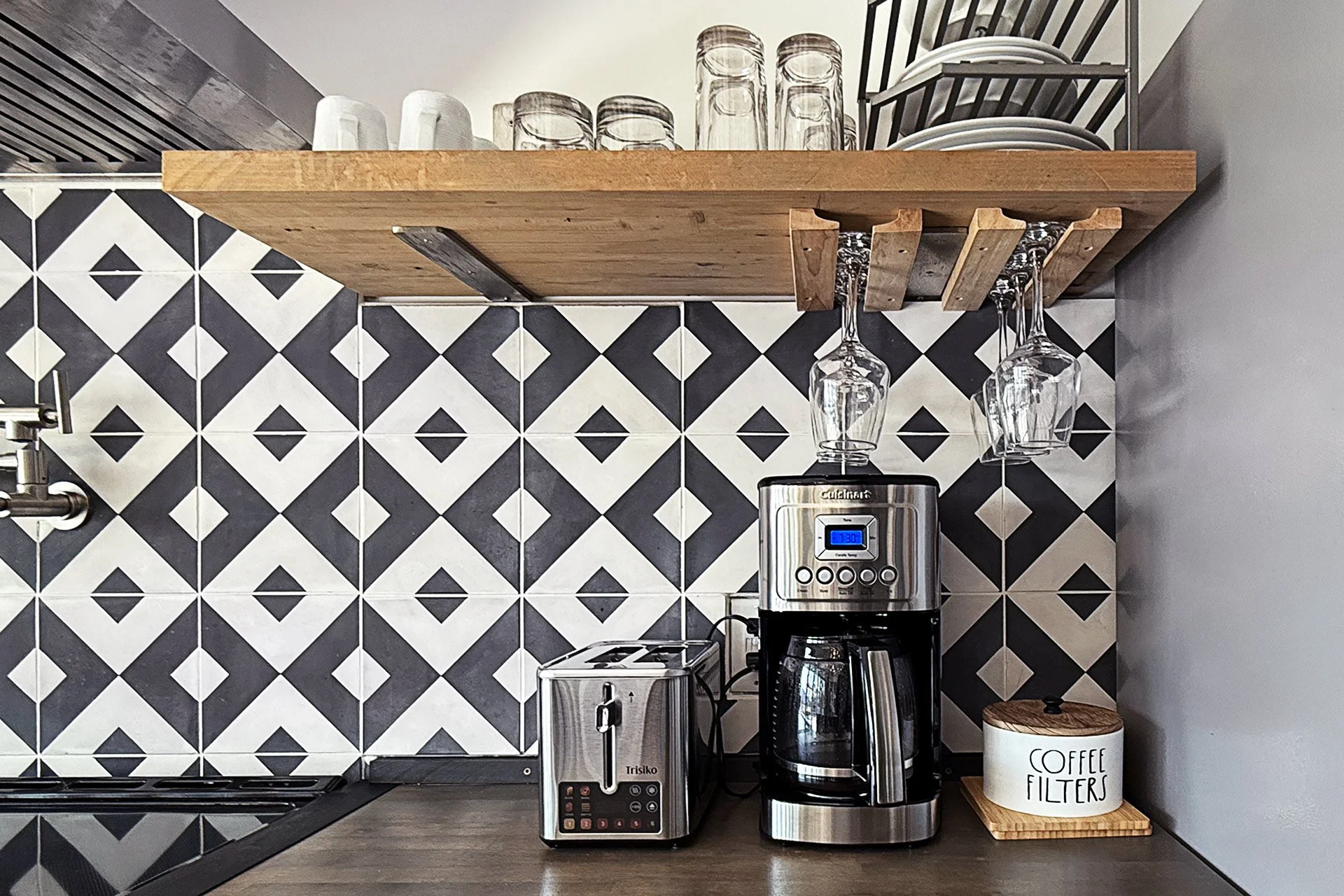 stylish-mountain-house-with-reservoir-views-coffee-station.jpg