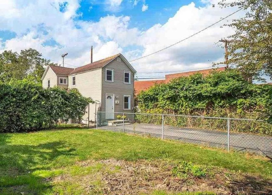 1800’s Midtown Arts District house, view of front yard, chain link fencing and driveway: Before demo, redesign and garden installation 