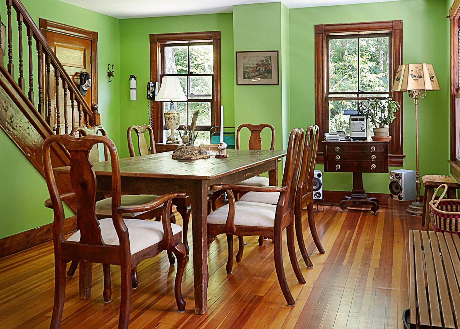 spacious-phoenicia-farmhouse-with-mountain-views-diningroom.jpg