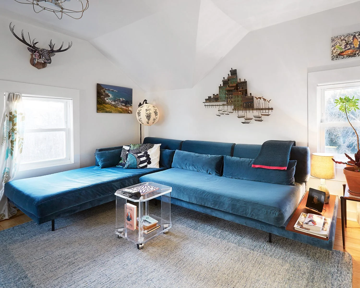 hudson-valley-design-lovers-retreat-livingroom-1A.jpg