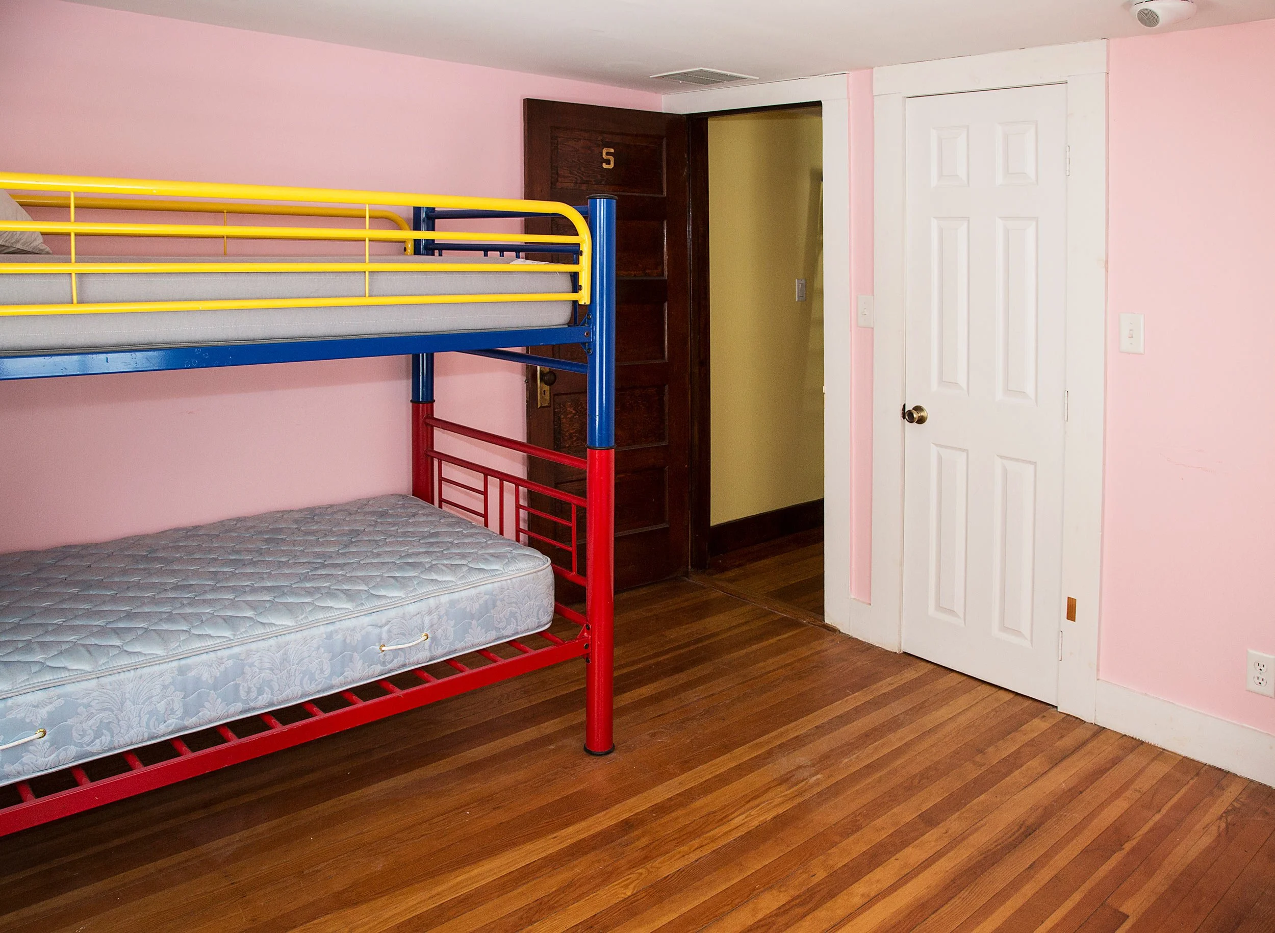 crimsoncatskills_projectgallery2_kellygreybedroombefore.jpg