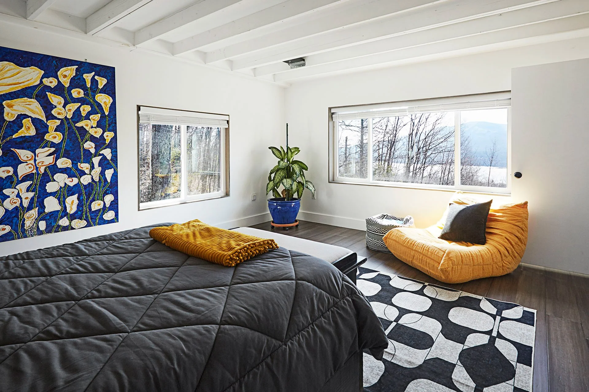 Stylish-mountain-house-reservoir-views-bedroom1.jpg