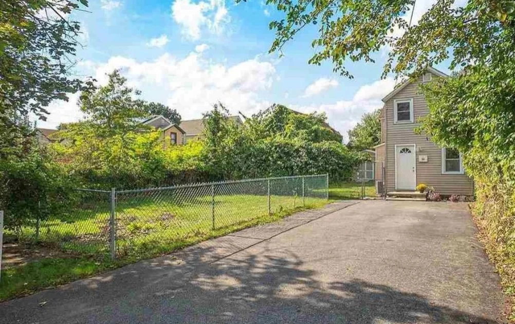 crimsonprojectgallery1_librealestateshot_housewithdriveway.jpg