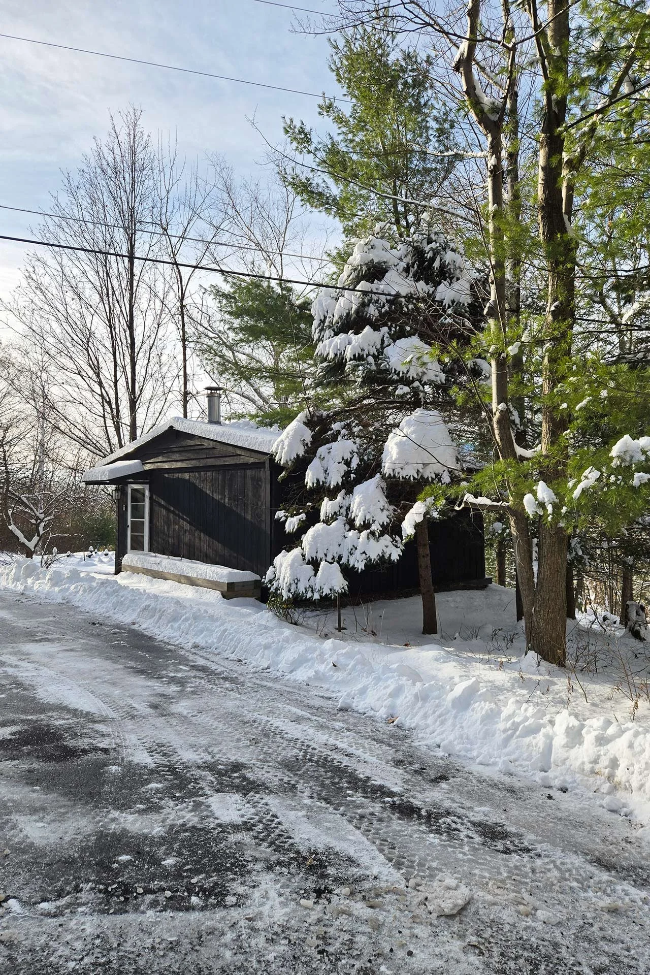 Stylish-mountain-house-reservoir-views-Winter-driveway.jpg