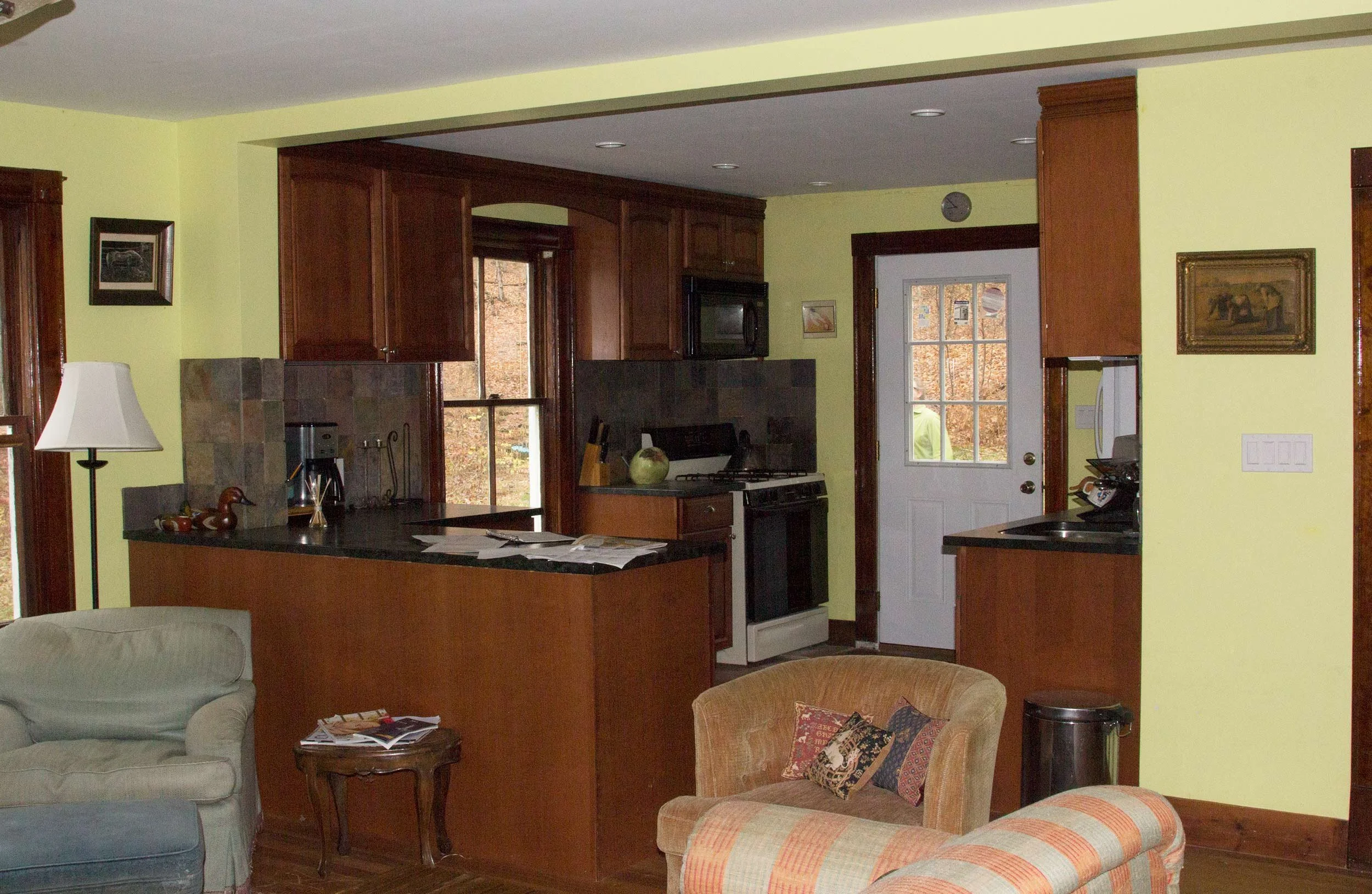 crimsoncatskills_projectgallery2_kellylivingtokitchenbefore.jpg