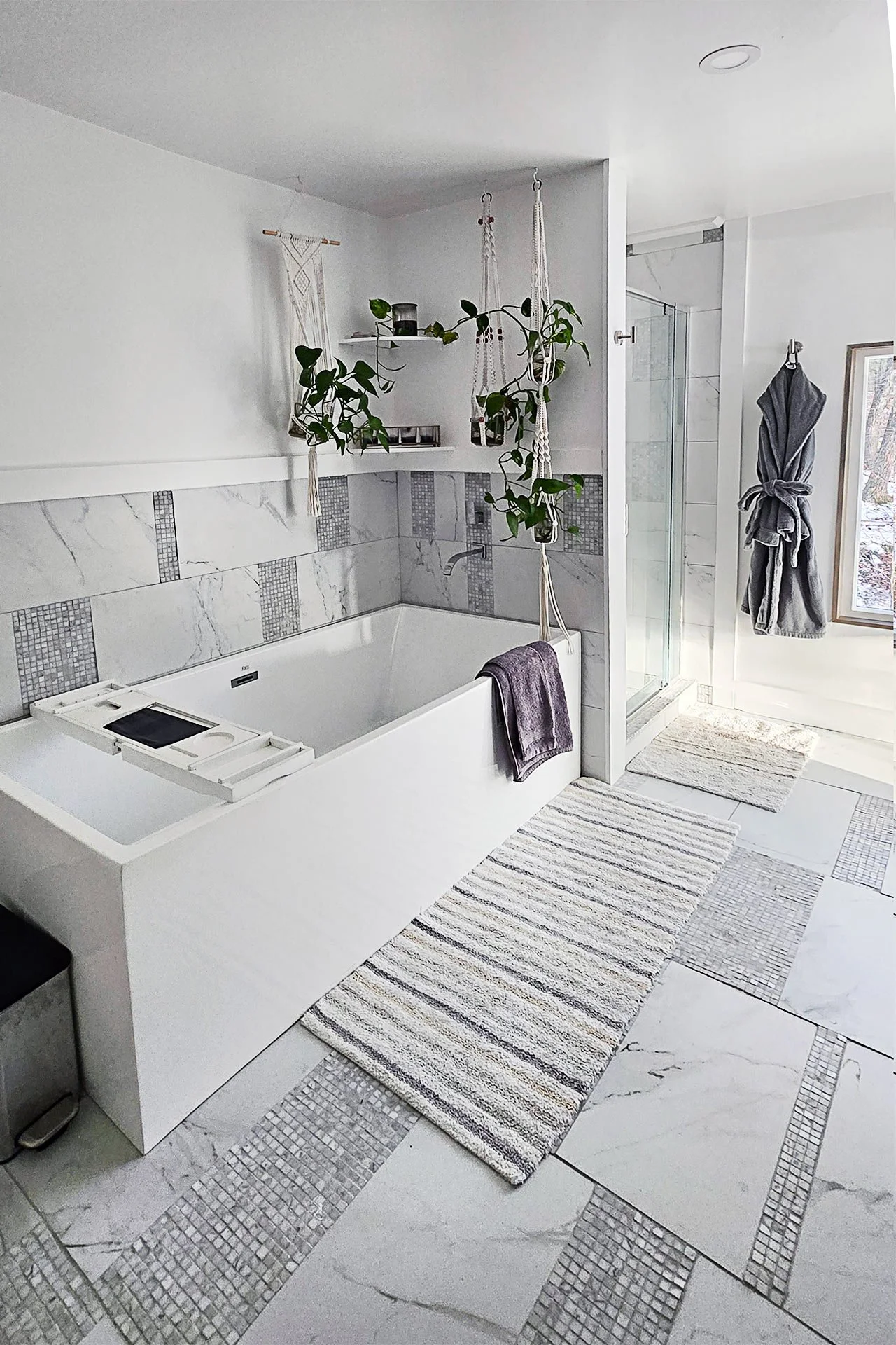 stylish-mountain-house-with-reservoir-views--masterbath-soaking-tub.jpg