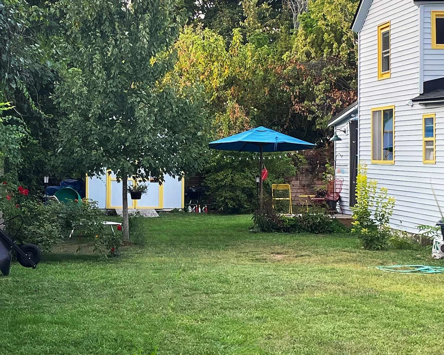 hudson-valley-design-lovers-retreat-sideyard.jpg