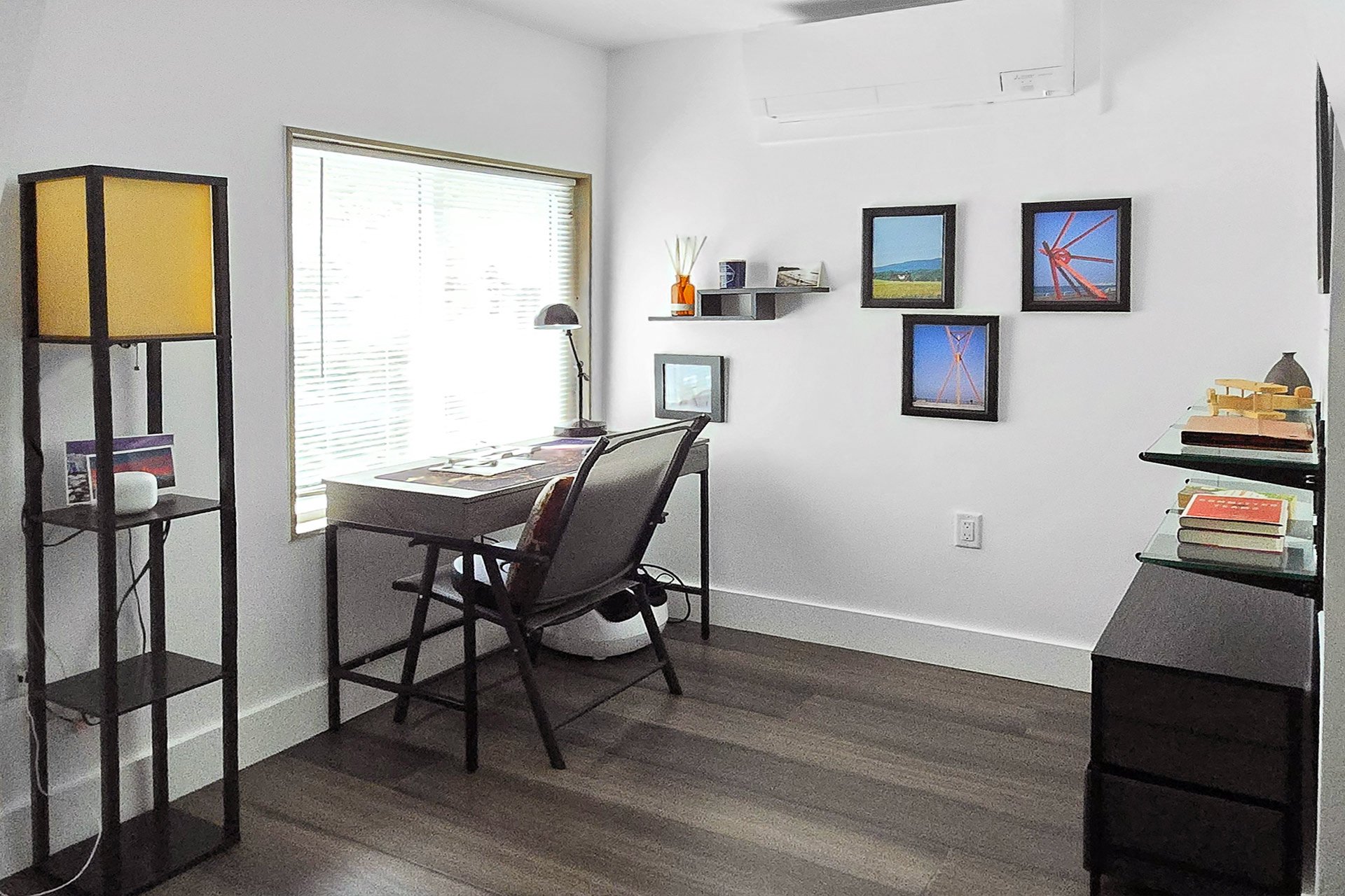 Stylish-mountain-house-reservoir-views-bunkroom-desk.jpg