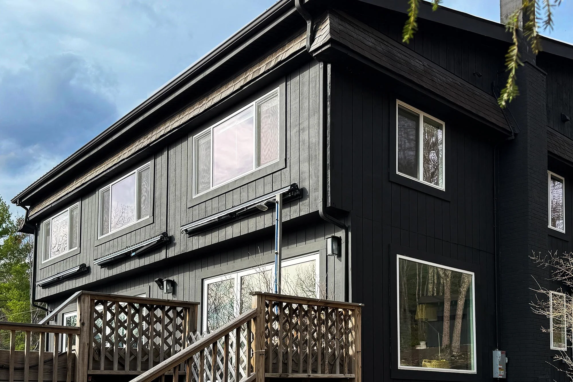 Stylish-mountain-house-reservoir-views-back-of-house.jpg