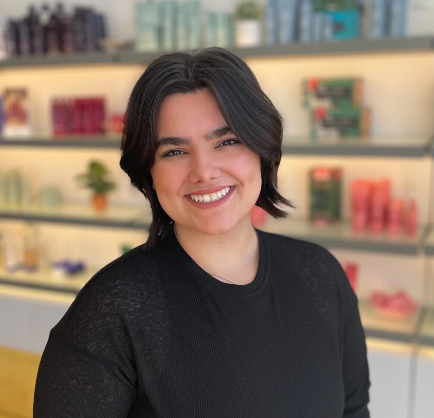 🥁&hellip;. Introducing FLO! 

🤠Flo is our newest Level 1 stylist at our Denton location! She is taking new guests and can&rsquo;t wait to meet YOU! 

Book your consultation with her today!

#davantididmyhair #dentonsalon #avedatexas #dentonstylist 