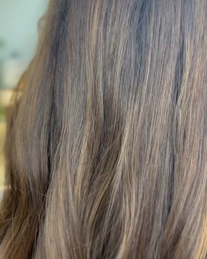☀️🌞Golden brunette rays🌞☀️
&bull;
&bull;
Created a lived in look with teasy lights and enhancing this brunette with some golden rays for the summer
&bull;
&bull;
&bull;
&bull;
#avedalivedin #avedaartist #transformedbyvegan #davantisalon #dentonsalo