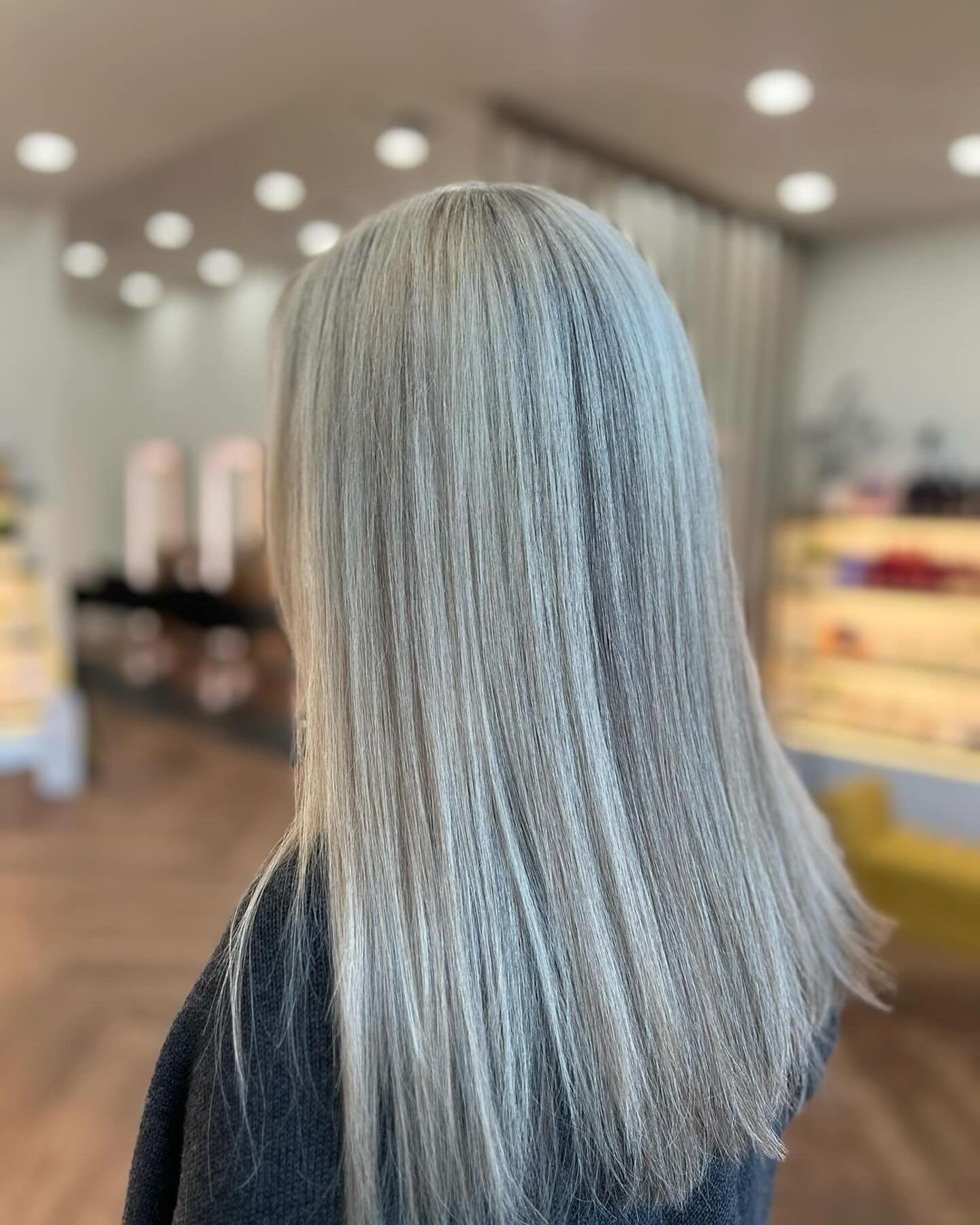 The perfect icy blend 🤍

Thinking 🤔 about embracing your natural grey? Stop in and talk with one of our stylists or book a virtual consultation to start the process today! 
#davantididmyhair #greyhair #avedatexas #dentonsalon #kellersalon #fortwoth