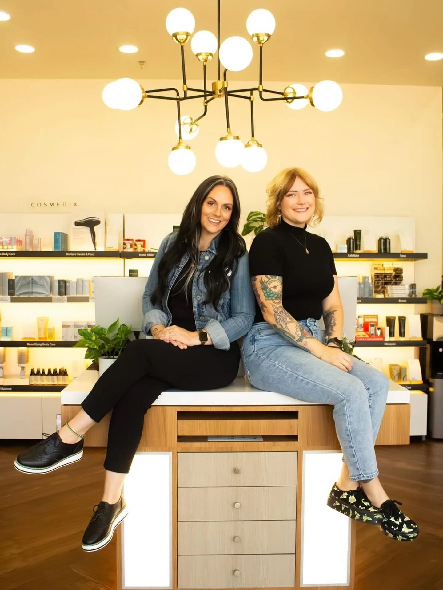 This THE team! 

Shout out to @c.e.thomason for these AMAZING new headshots of the team!!

#dentonsalon #bestteam #dentontx