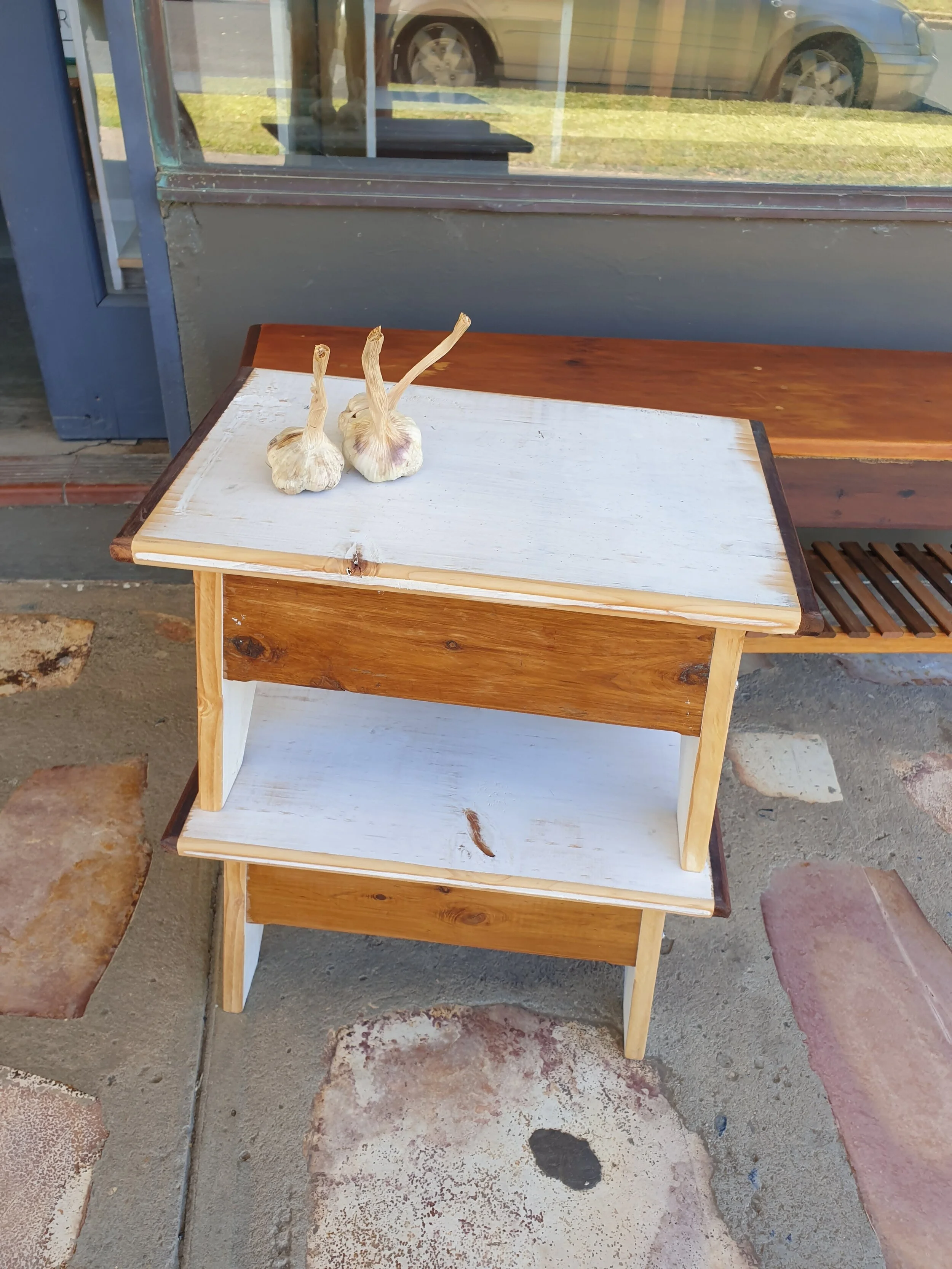 #939 'keyhole' side tables, side view