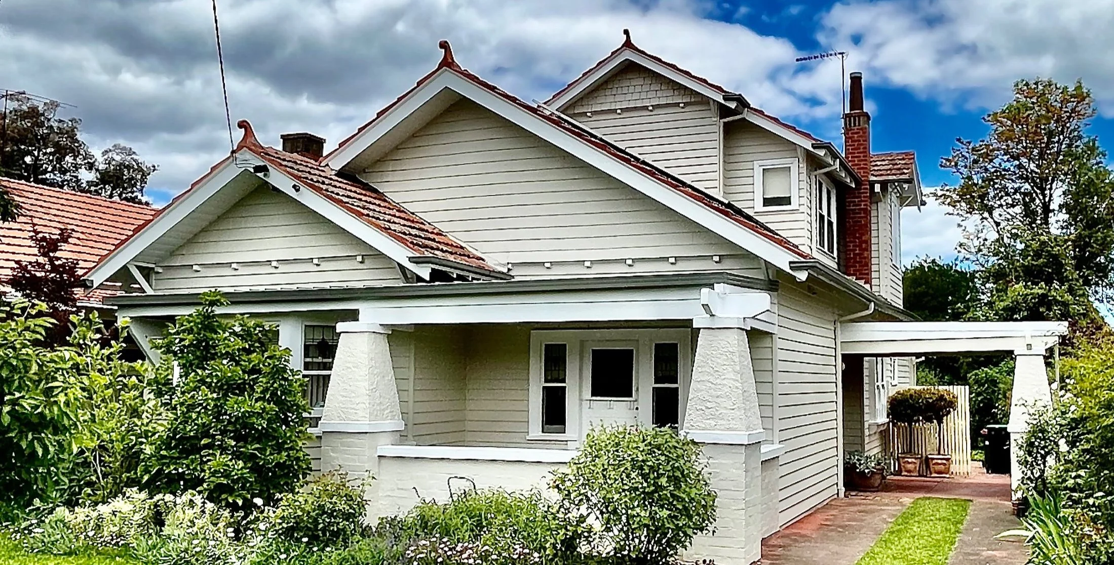 This Californian Bungalow home has been given a new life. A fresh new colour has completely transformed the appearance of this Ascot Vale home.
Stripes had completed a full restoration to the exterior of this home including replacement of rotten timb