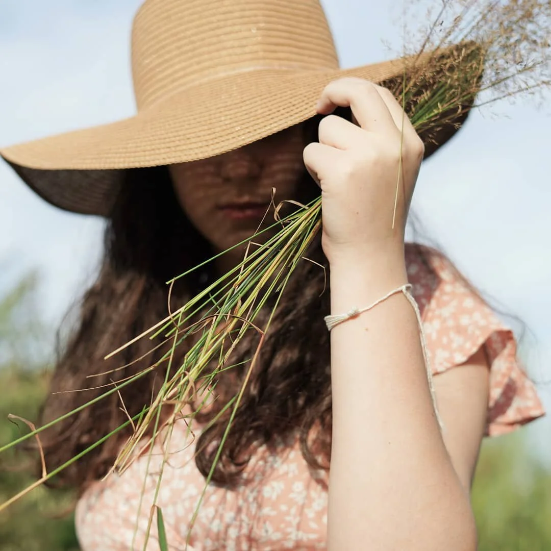 Sunshiny days &amp; golden rays ☀️
.
.
#goldenhour #goldenrays #sunsetphotography #goldenhourphotography #golden #sunhat #sunshine #summer #sunset
#sunrays #hat #summerhat #summervibes #fashion #love #beauty #girl
#photooftheday #shootandshare #dearp