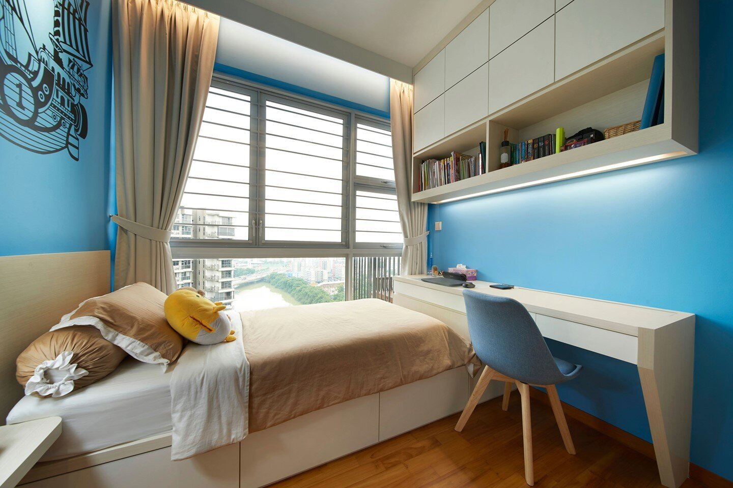 A dose of lustre blue was injected into this snug yet sleek bedroom for a dreamy hue, giving the space a touch of calmness. Bask in the abundance of natural light that creates a bright and conducive space, and achieve better productivity in this room