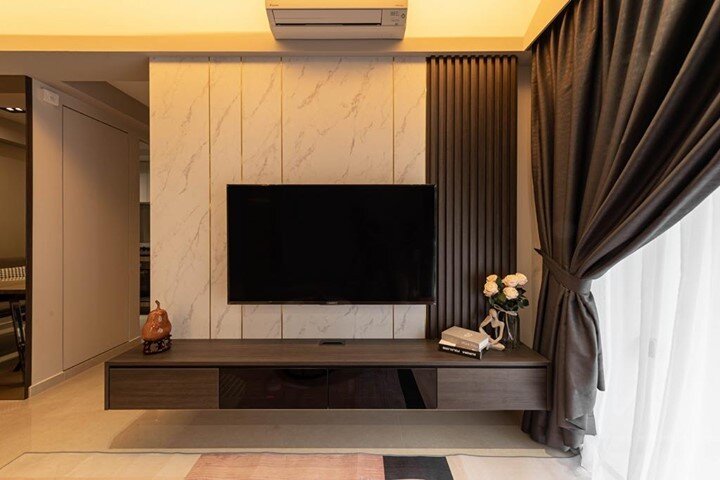 The marble details in the TV feature wall make for a perfect pairing with the wood furnishings in this modern living area. They provide visual contrast and depth in tones and textures, that look absolutely stylish and welcoming to visitors.