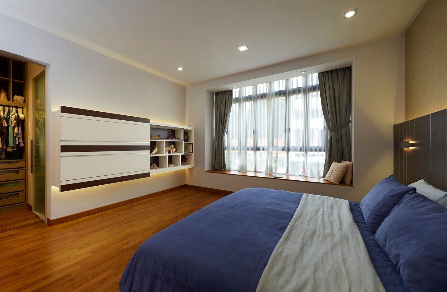 Rich wood tones evoke a sense of warm homeliness in this spacious bedroom. Keep things simple and avoid overwhelming your space by cramping in too many elements. Less is more after all, opt for a simple layout to give an overall clean and refined loo