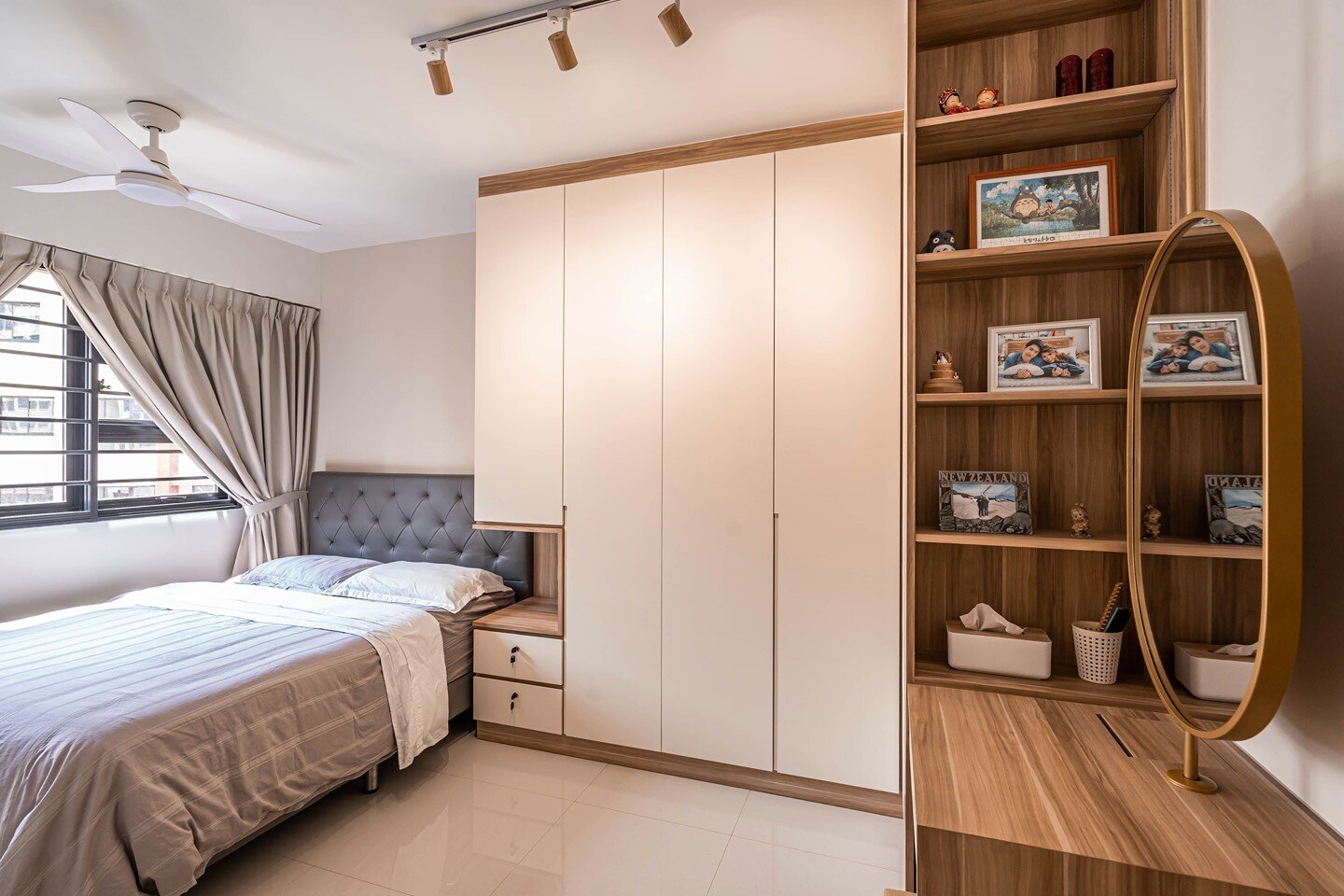 Ever feel like you need to maximise closet space, but still need room for a bedside table or storage? Simply carve out a little nook by the side of your wardrobe to make more room for your convenience! Maximise the space in your bedroom with custom s