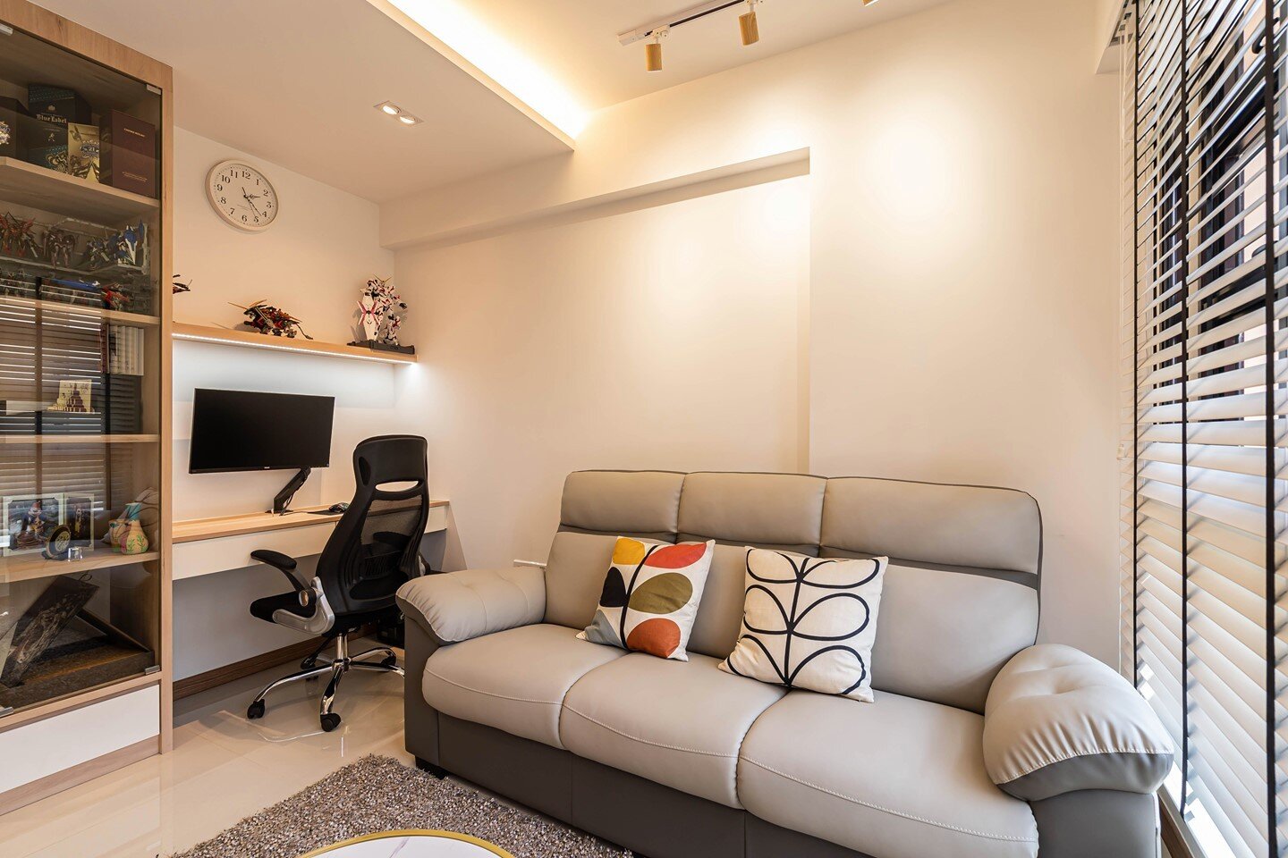 Check out how functionality is prioritized in this living room space, where a workstation is thoughtfully placed beside the display cabinet. Adding a pop of colours can instantly change both the look and feel of the living room, as can be seen from t