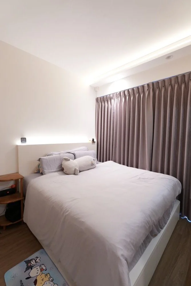 Yishun Close 3 Bedder condominium master bedroom feature wall