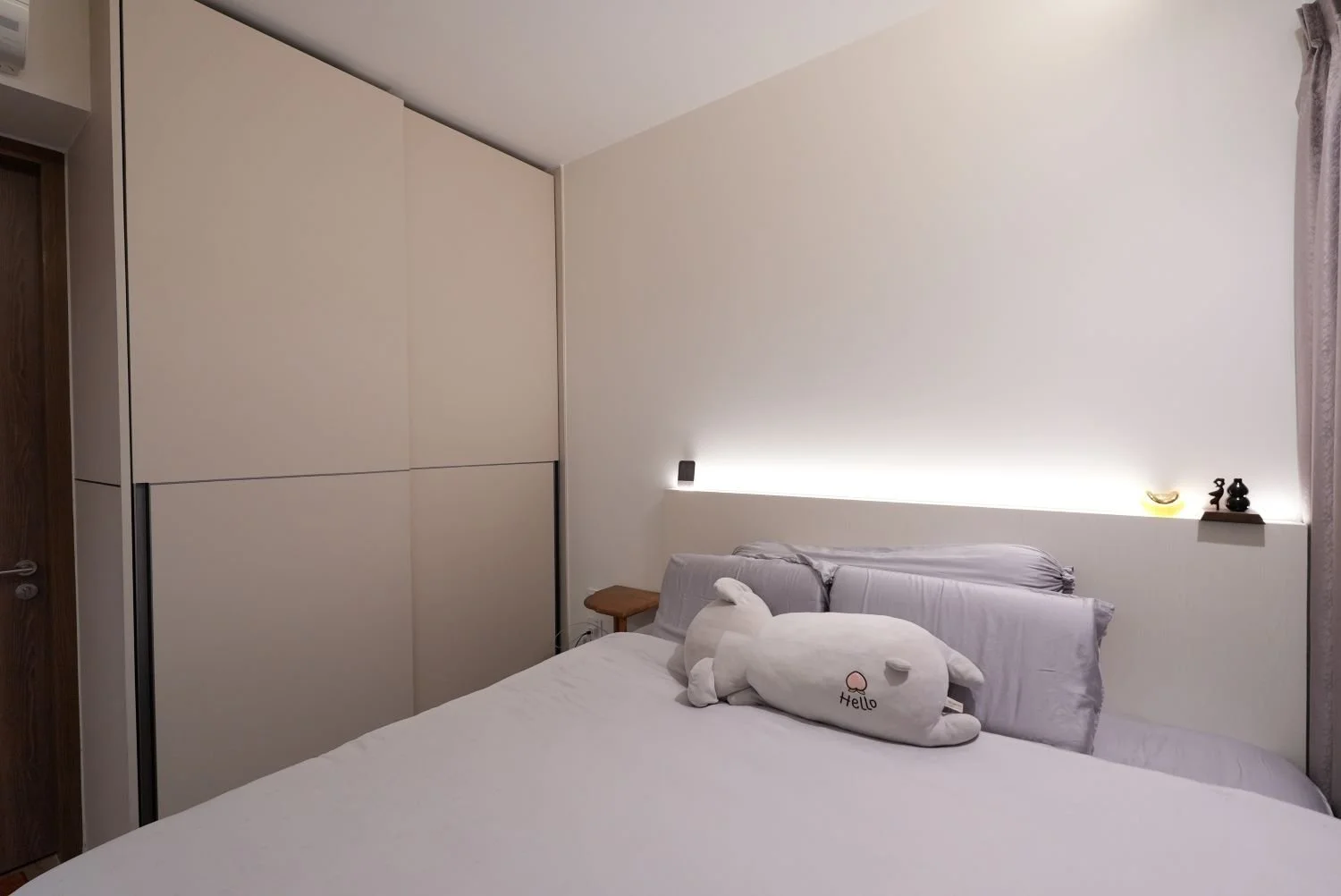 Yishun Close 3 Bedder condominium master bedroom with built-in wardrobe