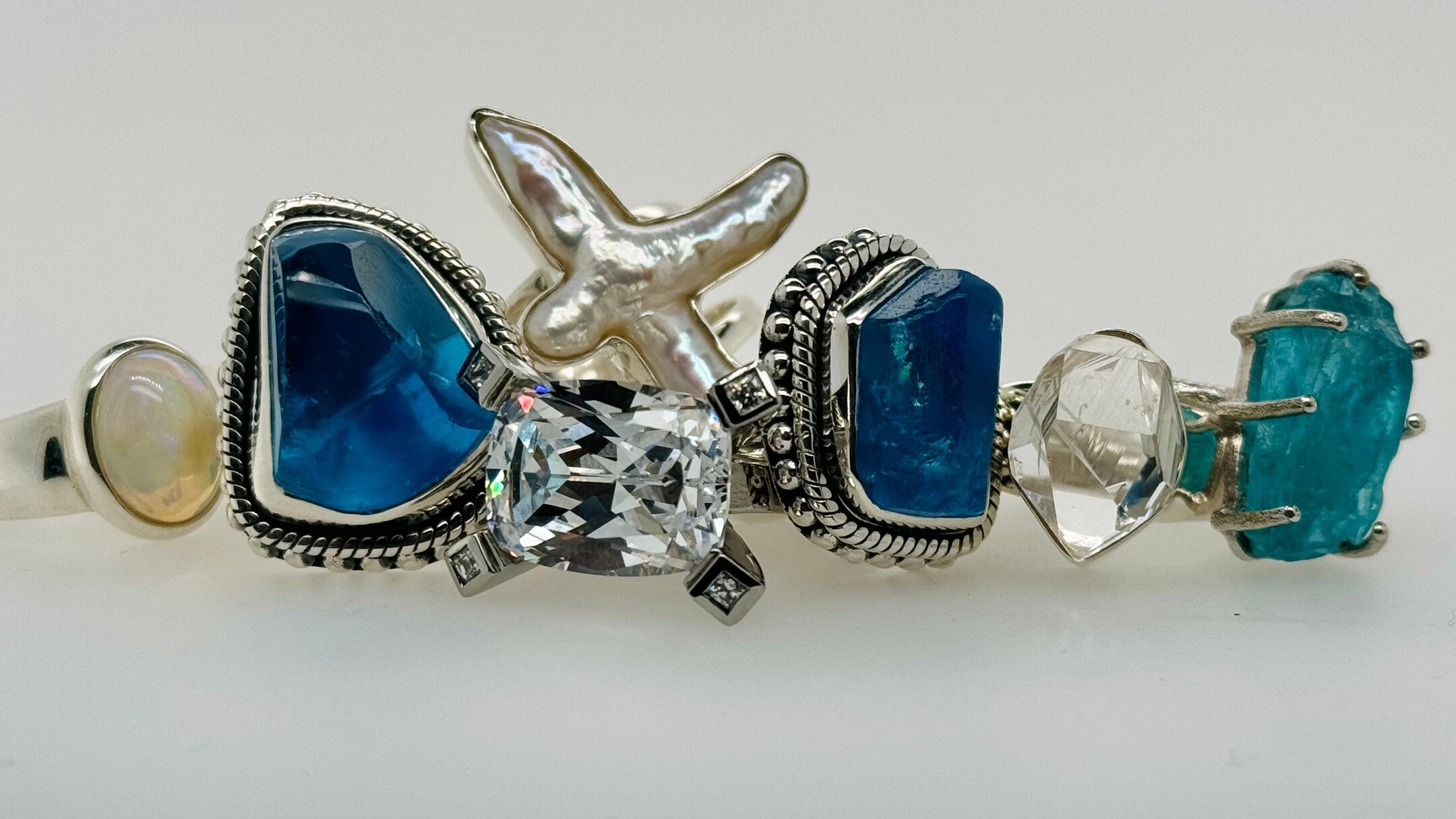 Rings for Every Finger!
Moonstone, Topaz, CZ, Mother of Pearl, Herkimer Diamond and Apatite all set in sterling silver. Which one is your favorite?

#sterlingsilver #Rings #topaz #herkimerdiamond #cubiczirconia #motherofpearljewelry #apatite #art #ar