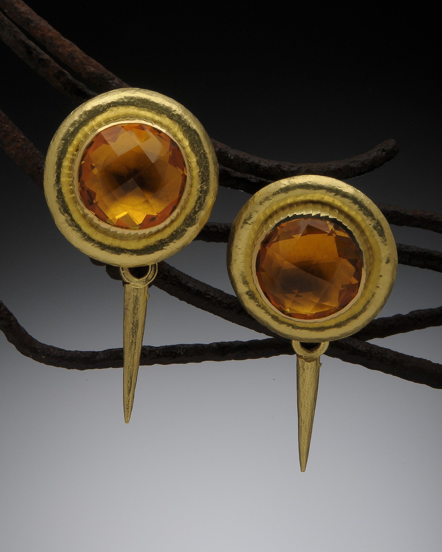 Radiating warmth like the sun itself these Citrine cabochon earrings will brighten your day! Shown with optional earring drops. Hughes Bosca now open on Sundays! www.hughesbosca.com
#citrine #citrinecabochon #citrineearrings #cabochonearrings #facete