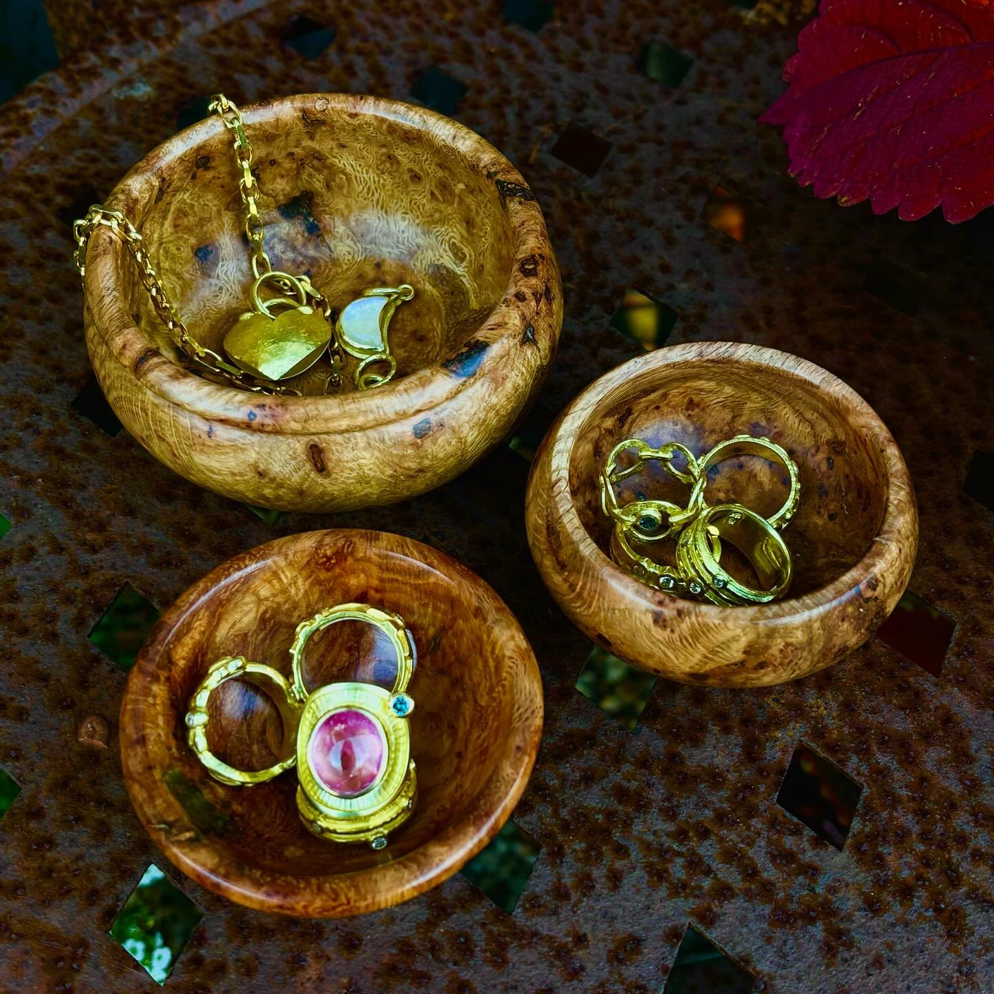 New to the gallery from Gloucester artist, Bill Wood 🌳🌲🪵
These hand turned bowls come in a variety of sizes and wood types! The smaller ones are perfect for holding your favorite pieces of jewelry. 💍🌲
Stop by the gallery to see the whole colle