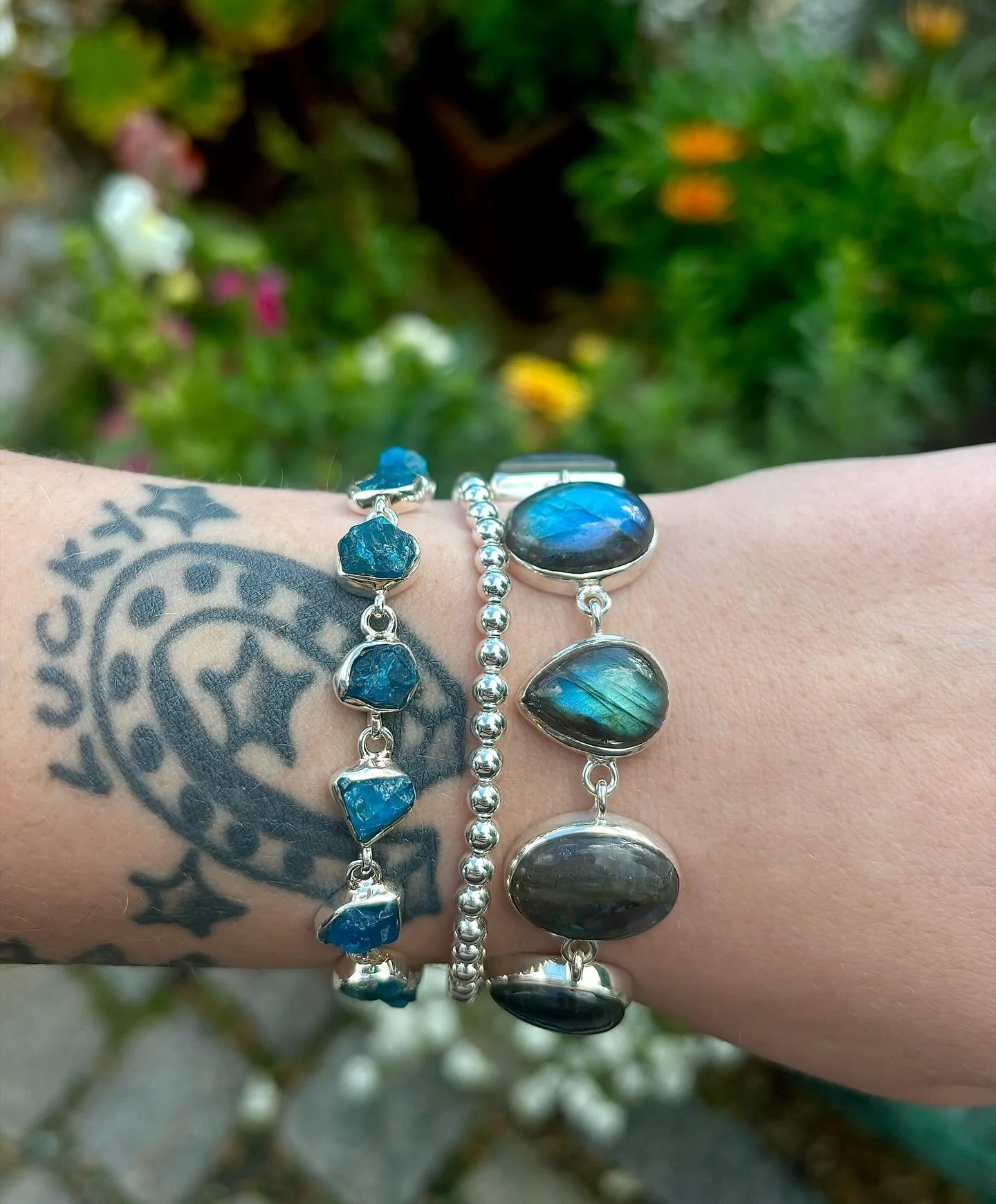 Adorn your wrist with stunning apatite and hypnotizing labradorite 🌠🌀💙
Apatite and labradorite from India, beautifully set in sterling silver. Perfectly moody for the fall season and guaranteed to add some intrigue to your outfit. 🌀🐈‍⬛🌌
C