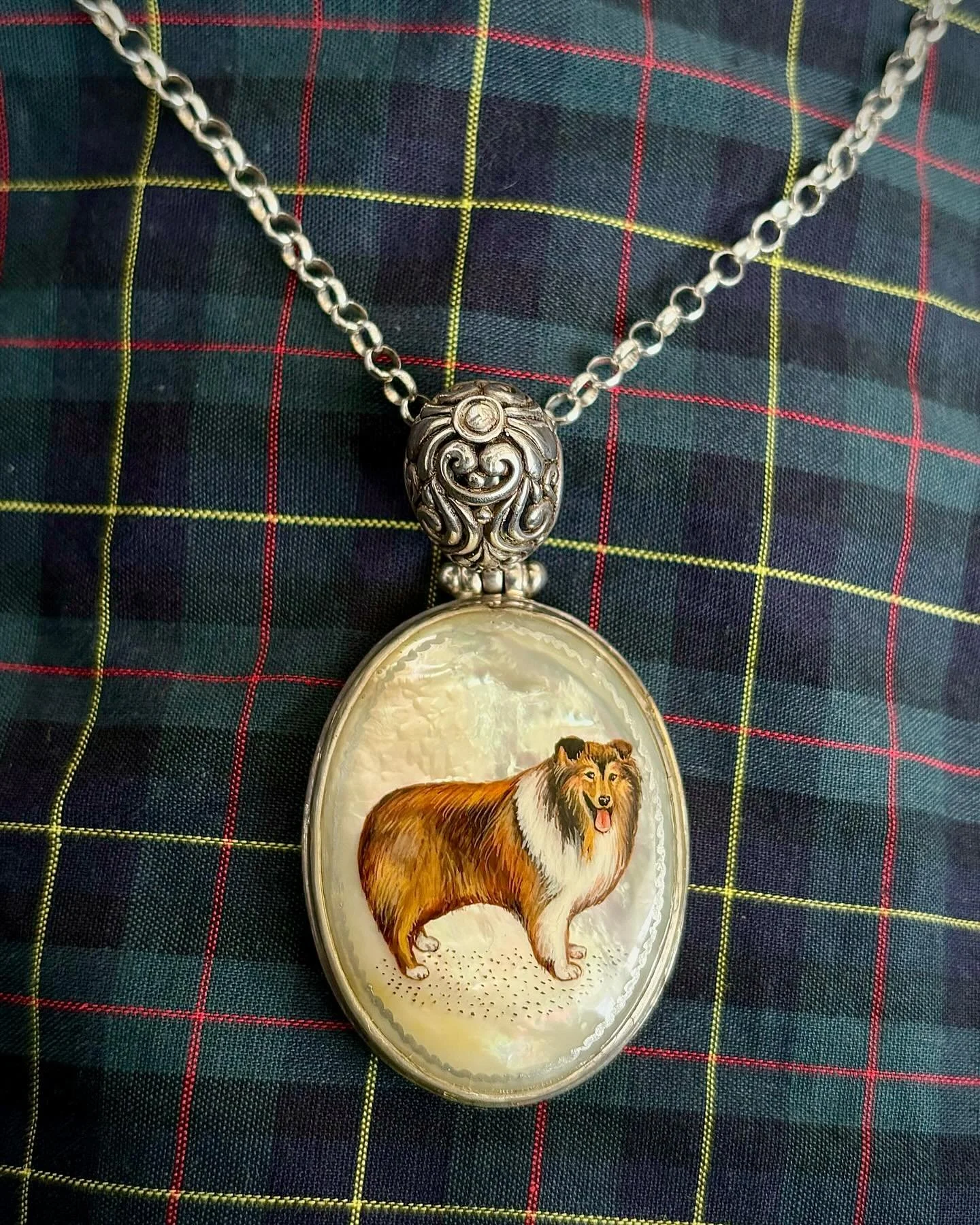 Say hello to one of our favorite pieces at the gallery 🐾🌀
This pendant is the perfect way to add some cheer to your outfit. The intricately hand painted collie really pops on the iridescent mother of pearl. Beautifully set in sterling silver, this