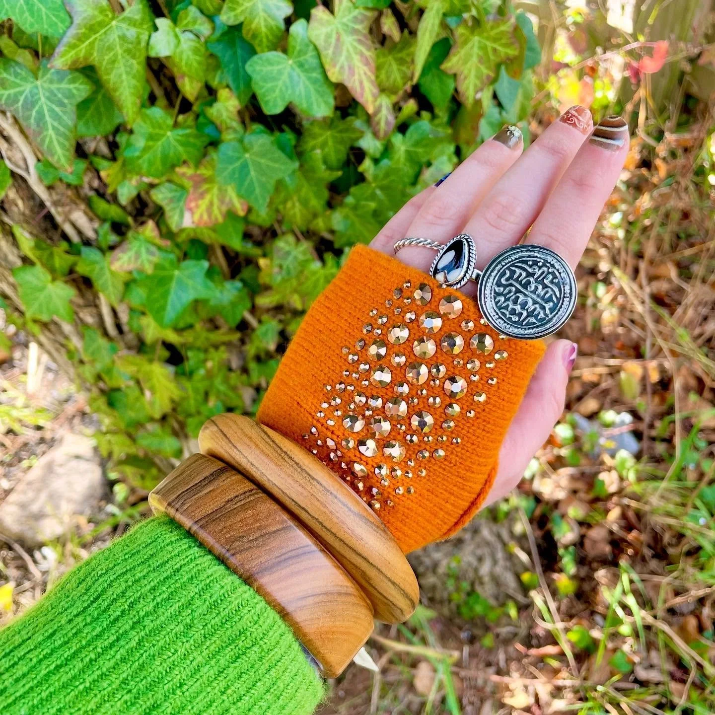 We have a great collection of pieces for fall! Cashmere gloves, silk scarves, hats, and more! Plus funky jewelry to add a little brightness to these short days 🍃🌟🍂

Stop by and start your holiday shopping early! Or treat yourself to a warm autumn 