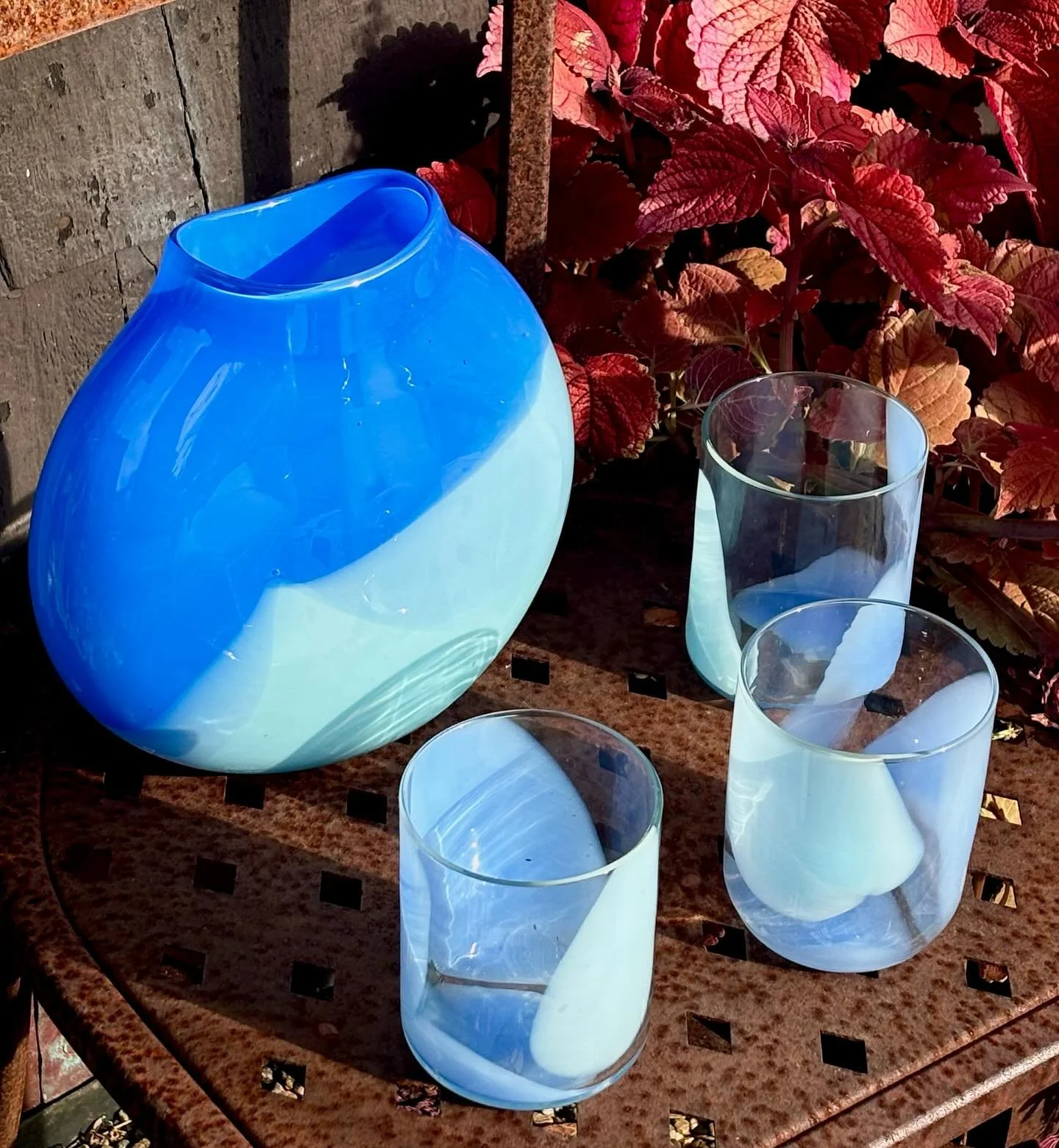 We can&rsquo;t get enough of Bow Glassworks&rsquo; &ldquo;Pool Boy&rdquo; colorway 🏊🏻🩵🌀

We have a beautiful &ldquo;Dew Drop&rdquo; vase and 4&rdquo; cups by @bowglassworks here at the gallery. 🩵 All pieces are handblown, making them each truly 