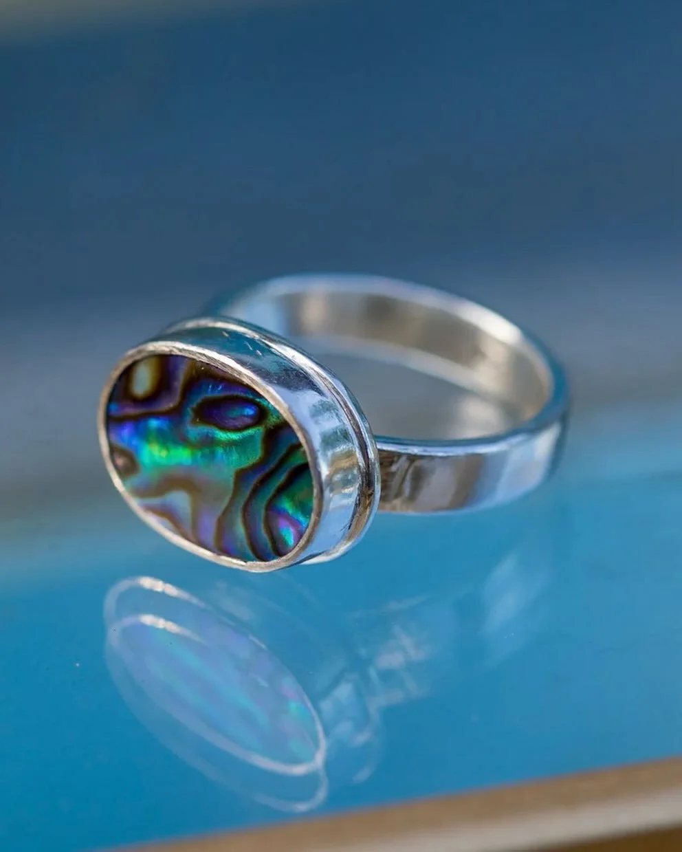 Add some iridescence to your outfit with this eye-catching ring 🩵⚡️ 

Polished Abalone masterfully set in sterling silver. Handmade with love @templeofenora 🩵💚💜

Come shop her stunning collection at the gallery. We&rsquo;re open 10-5 Tuesday thro