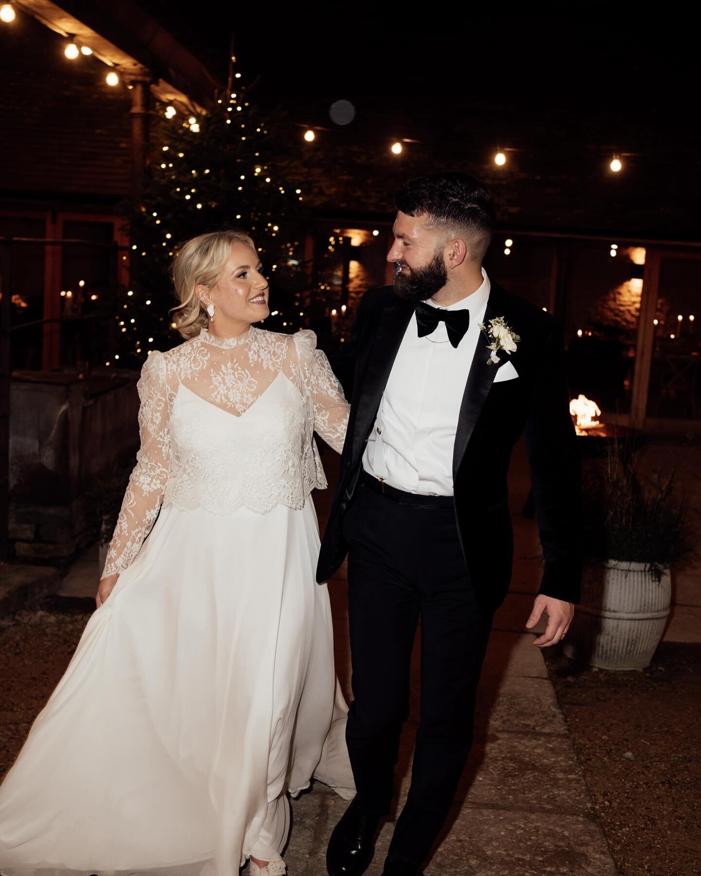 Merry Christmas from your team at Old Gore Barn 🥂🎄

H&amp;T&rsquo;s romantic, winter wedding was truly magical ✨

📸 @zachandgrace.co 

#wedding&nbsp;#engaged #Gloucester #Cotswolds #Cotswoldsweddingvenue #streetstyle #streetfood #venue&nbsp;#weddi