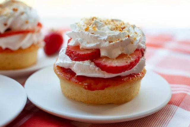  INDIVIDUAL STRAWBERRY SHORTCAKE  Moist pound cake covered with a layer of strawberry preserves, fresh whipped cream, sliced strawberries & toasted cake crumb garnish.  Item # 40745 