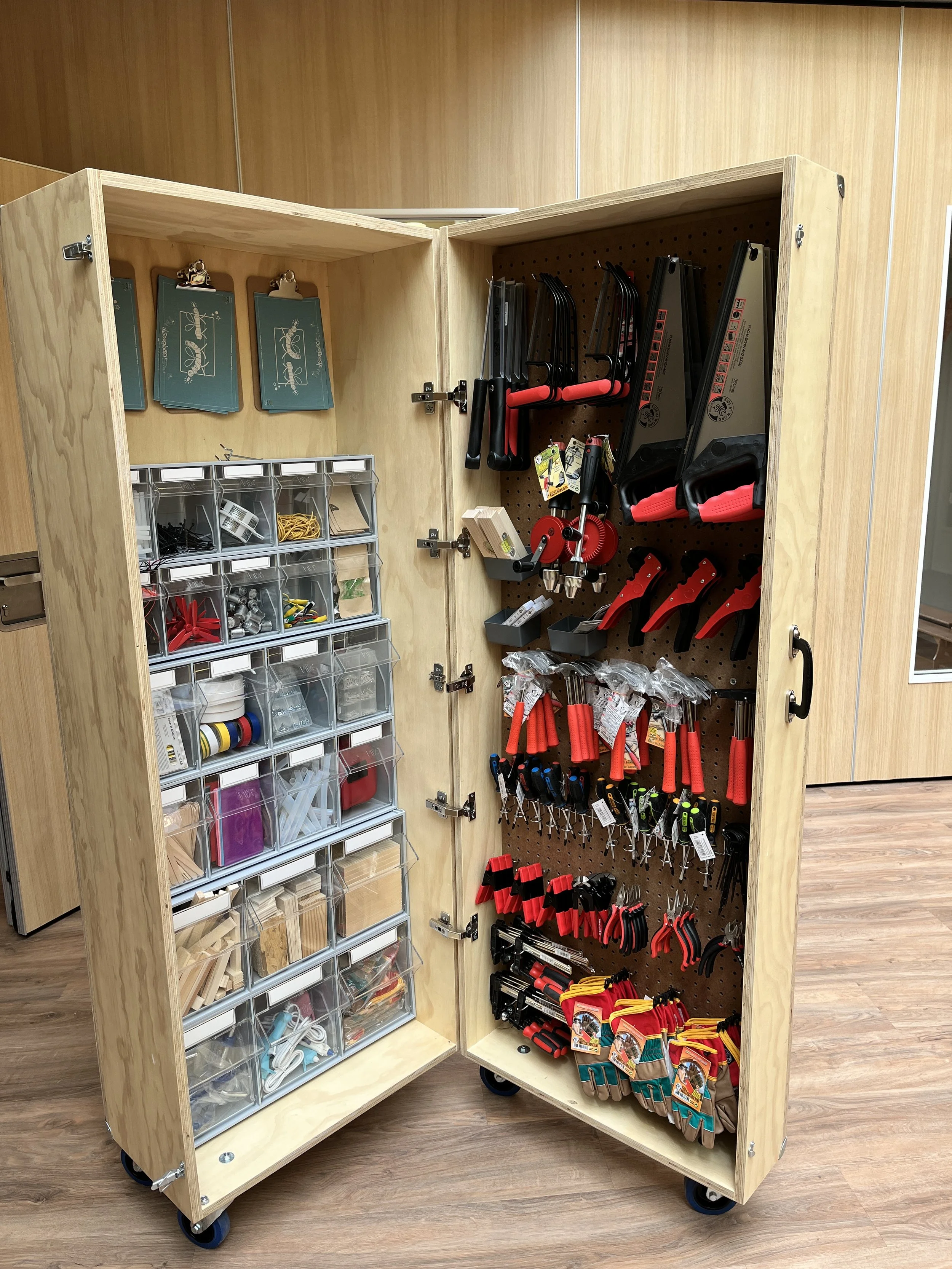 Tinkerkast koffer 2 door Gerdy de Kruijk