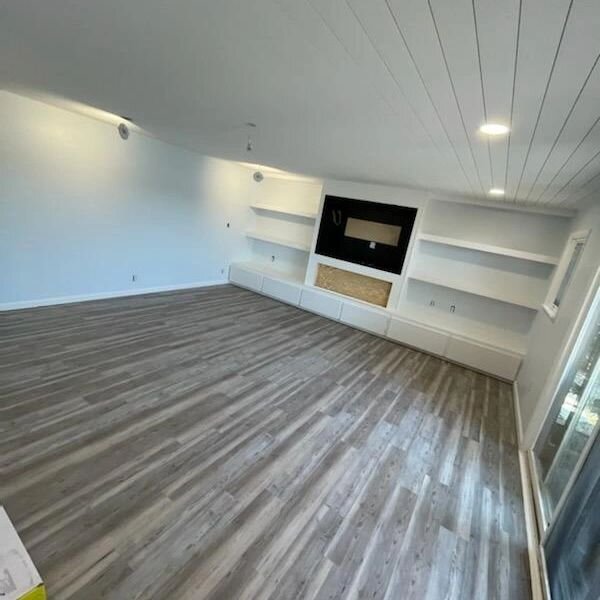 Nice living room transformation we are almost done with. Electrician needs to finish a few things. Really like the new look and the built ins! The shiplap on the ceiling was a nice touch.

#contractor 
#livingroom 
#happycustomer 
#flooring 
#shiplap