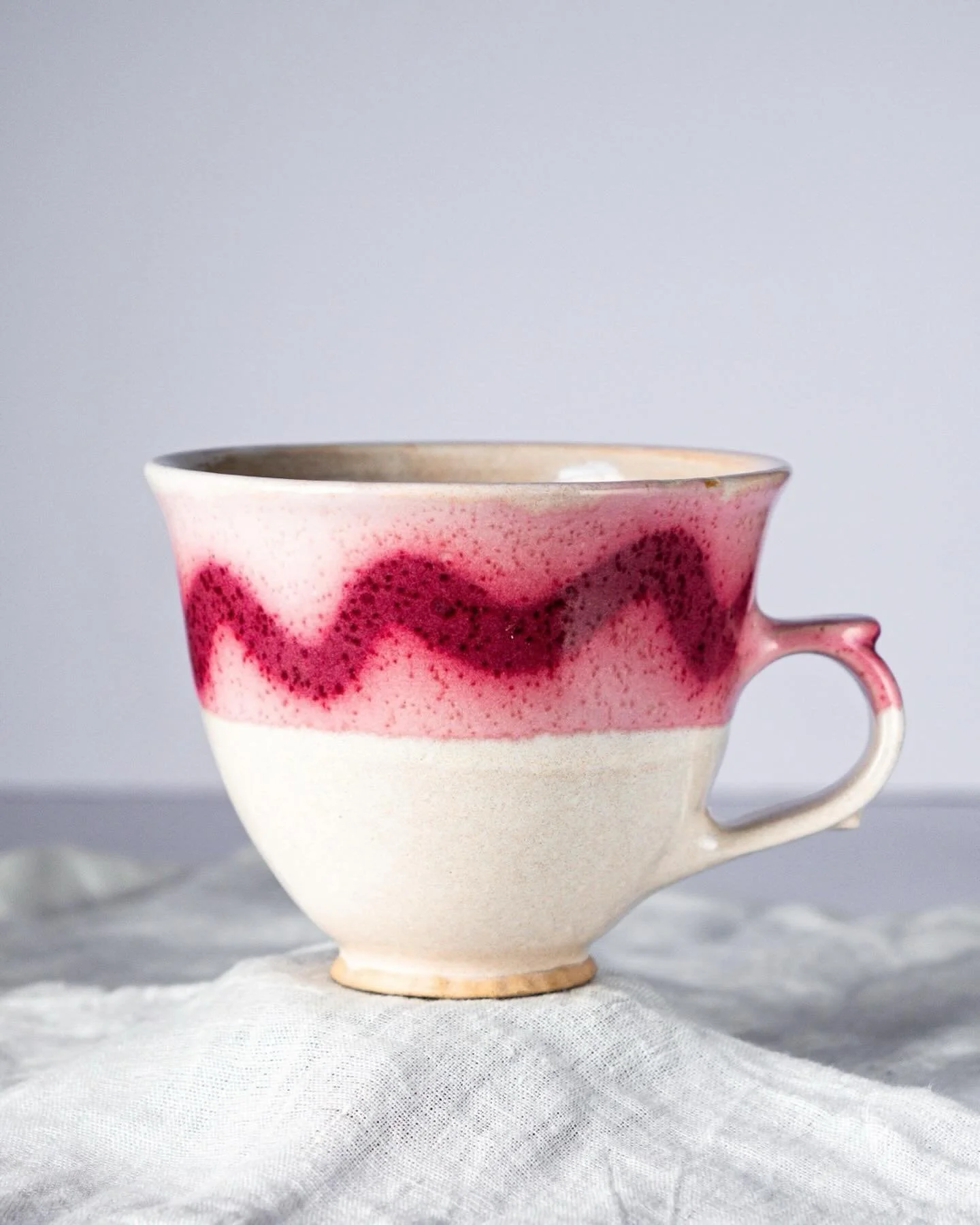 My pink mugs have been popular this week - a reminder that my web shop is alway open! 🏪🛍️

These are created by using an unusual chemical reaction between the materials Tin and Chrome Oxide. The creamy white of tin 🥚 and the dark green pigment Chr