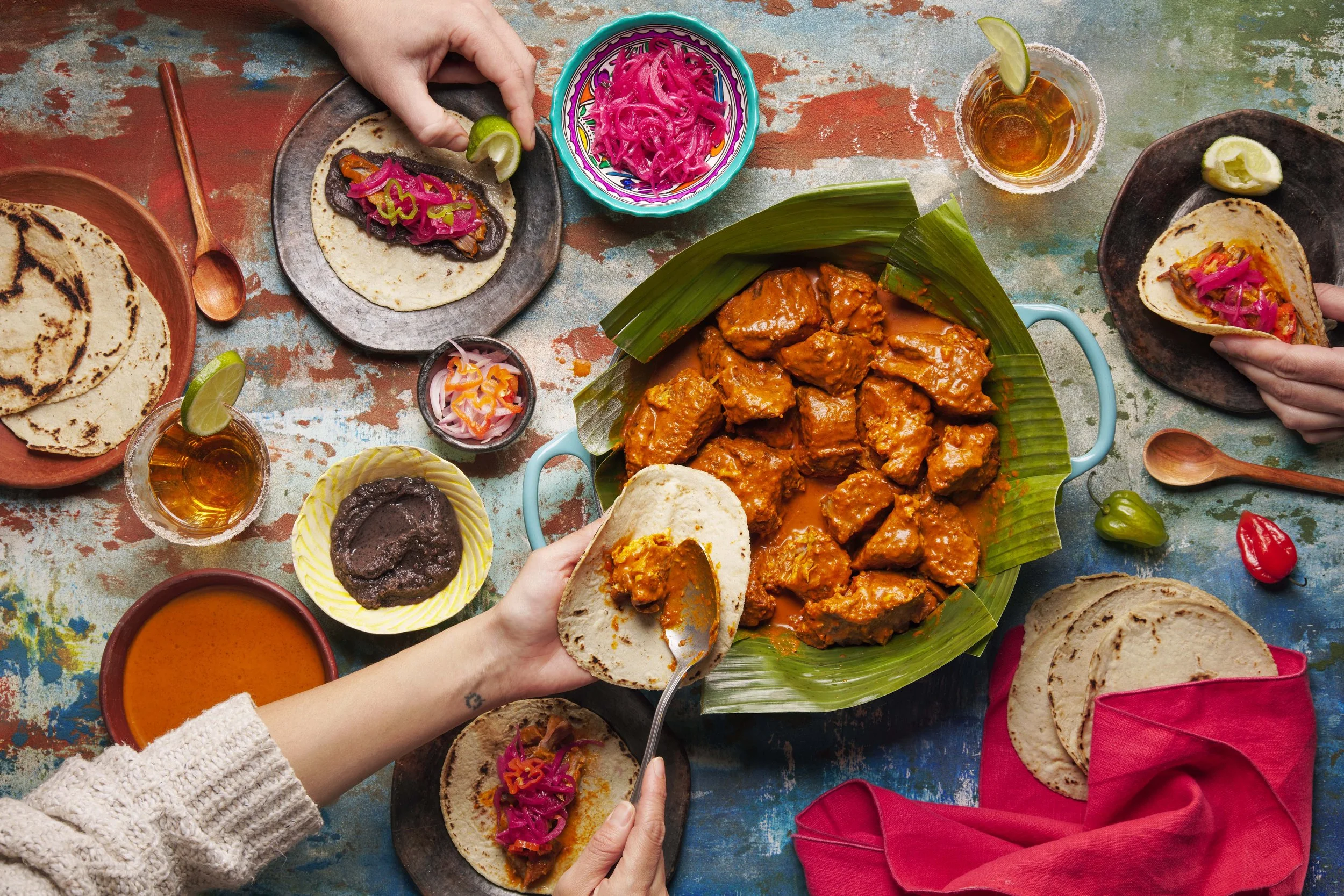 cochinita pibil con manos.jpg