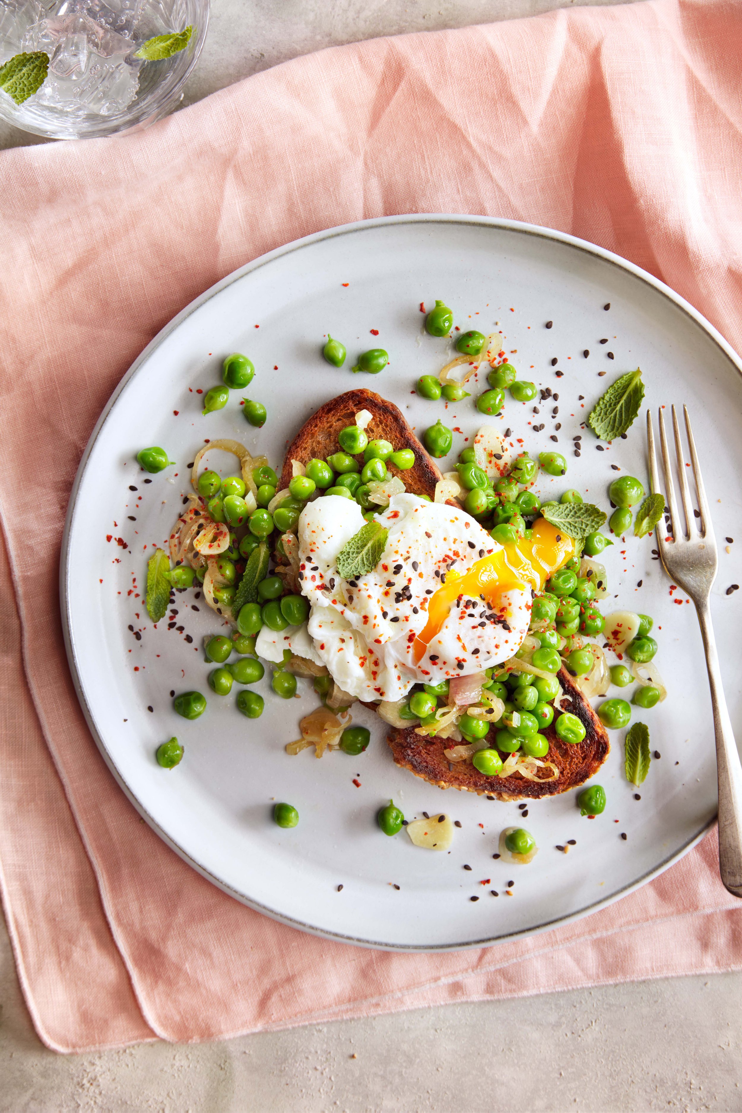 tosta con guisantes y huevo (1).jpg